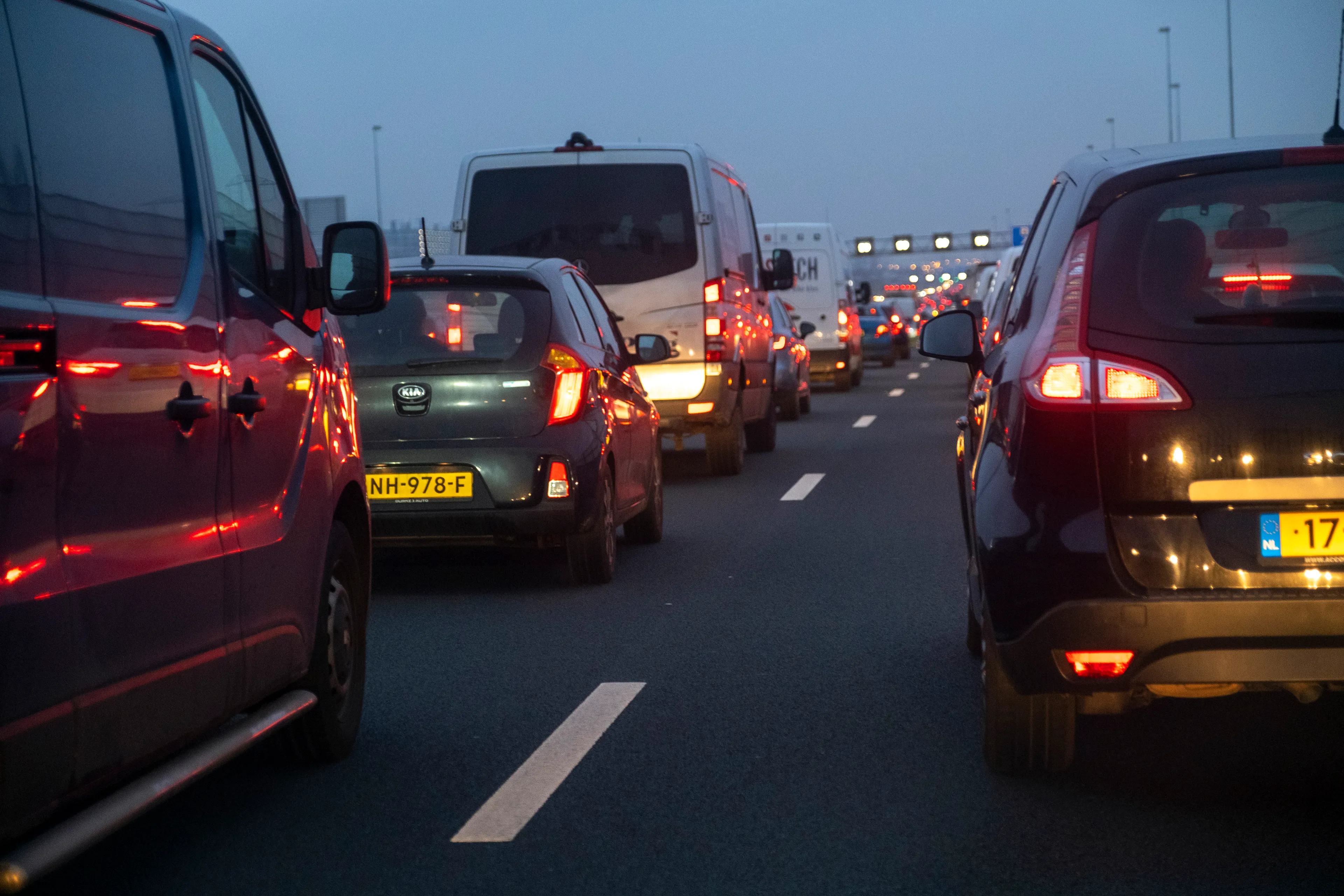 Dit is het effect van de wintertijd op de weg: drukkere spits en minder focus