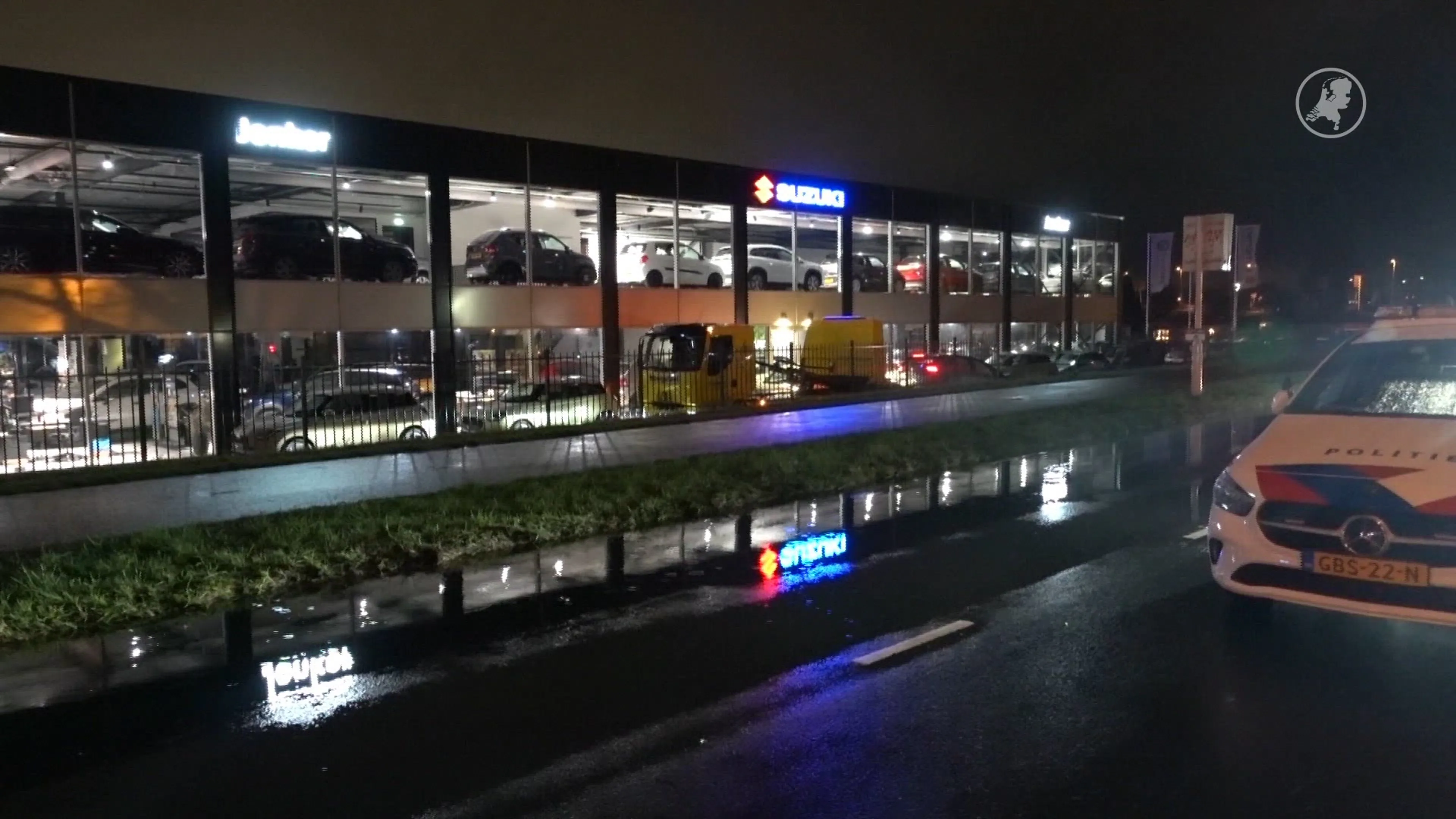 Auto uit de bocht, raakt drie auto's en belandt bijna in showroom Zaandam