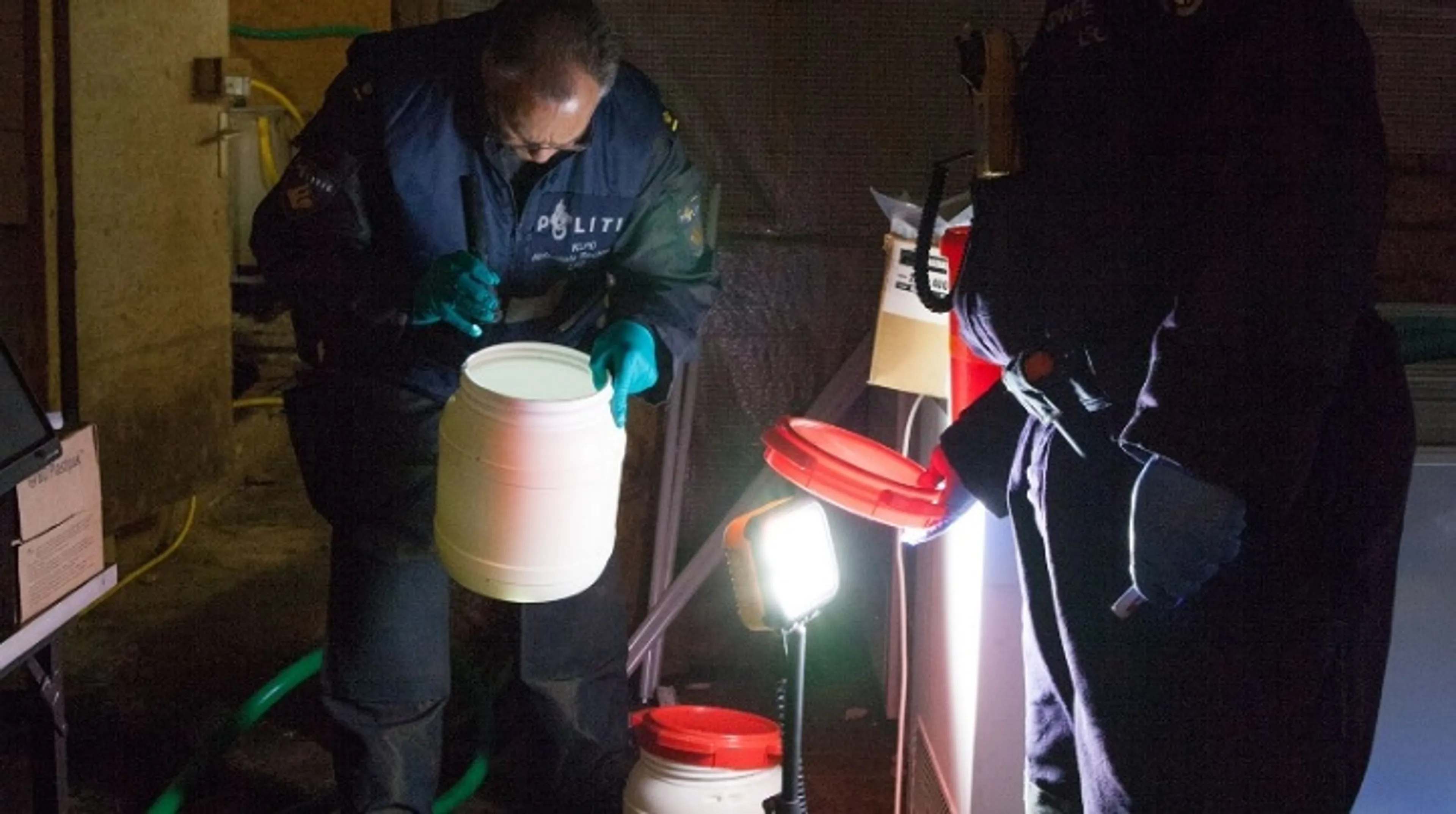 Drie aanhoudingen na inval bij groot drugslab in Herwijnen