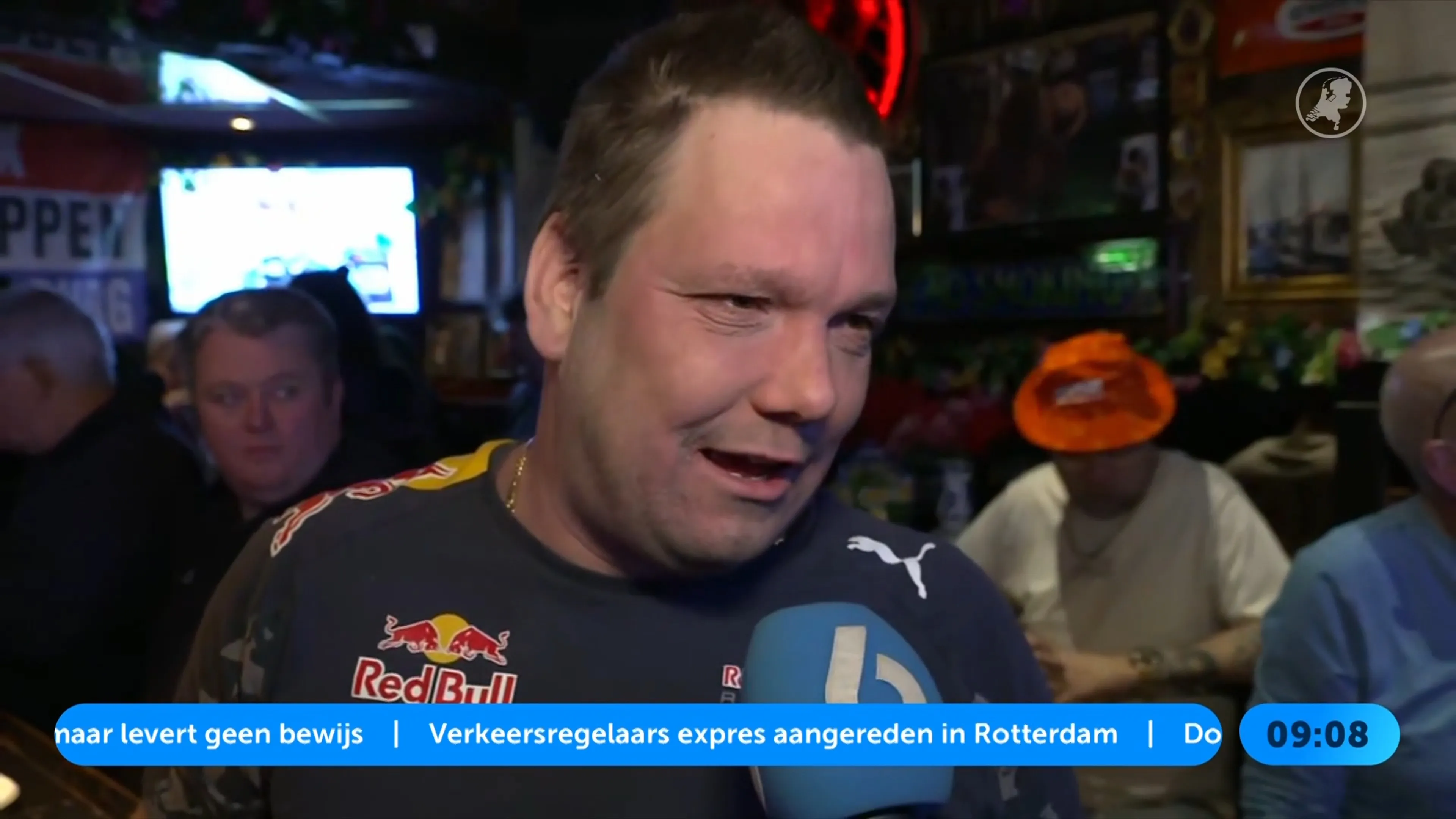 Verstappen-fans kijken in de vroege uurtjes in café Elburg naar eerste race