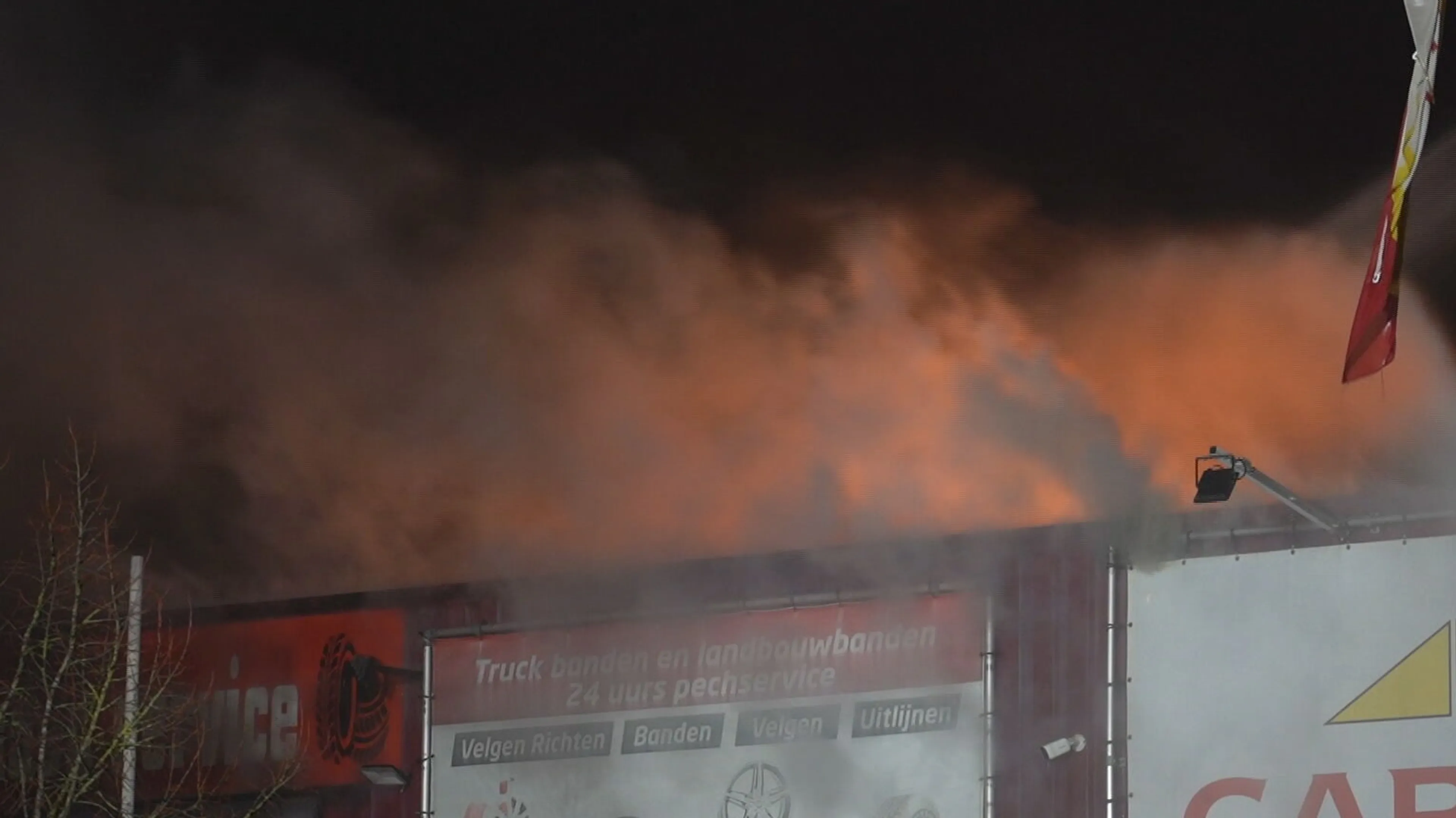 Zeer grote brand in bandenopslag in Bergen op Zoom onder controle