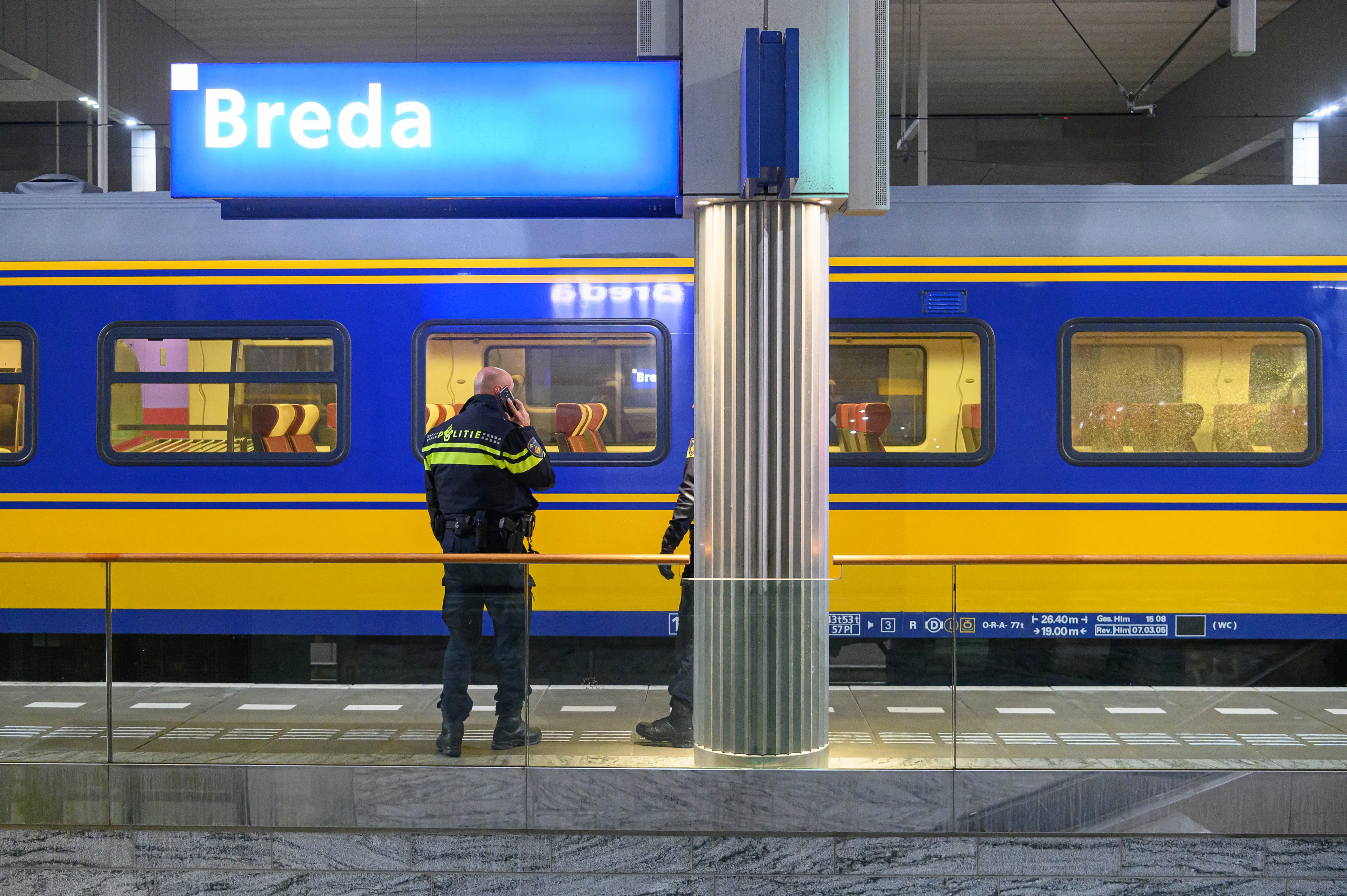 Verwarde man zwaait met mes en valt mensen aan op station Breda