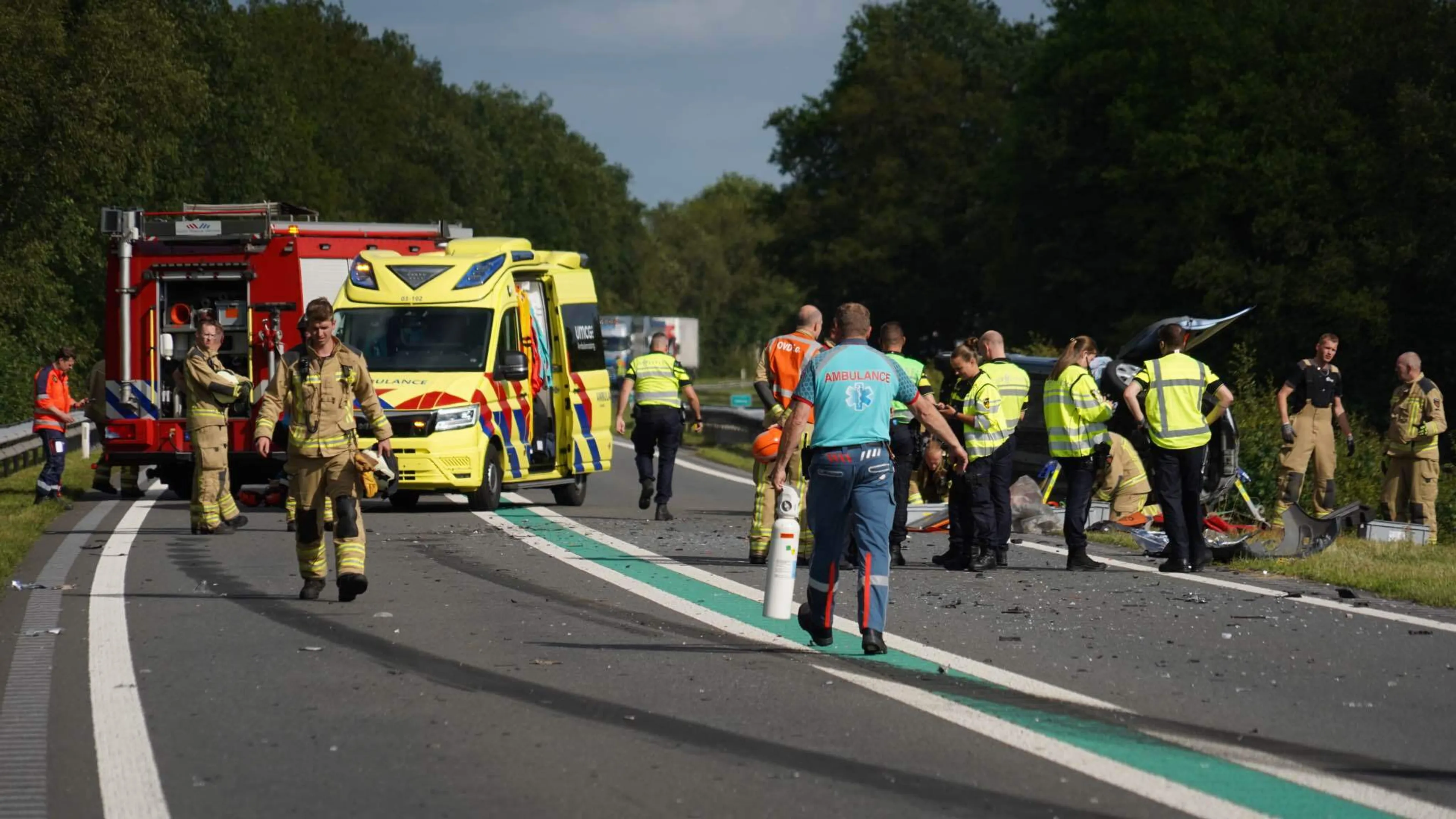 Bestuurder naar ziekenhuis na crash tussen vrachtwagen en auto op N381