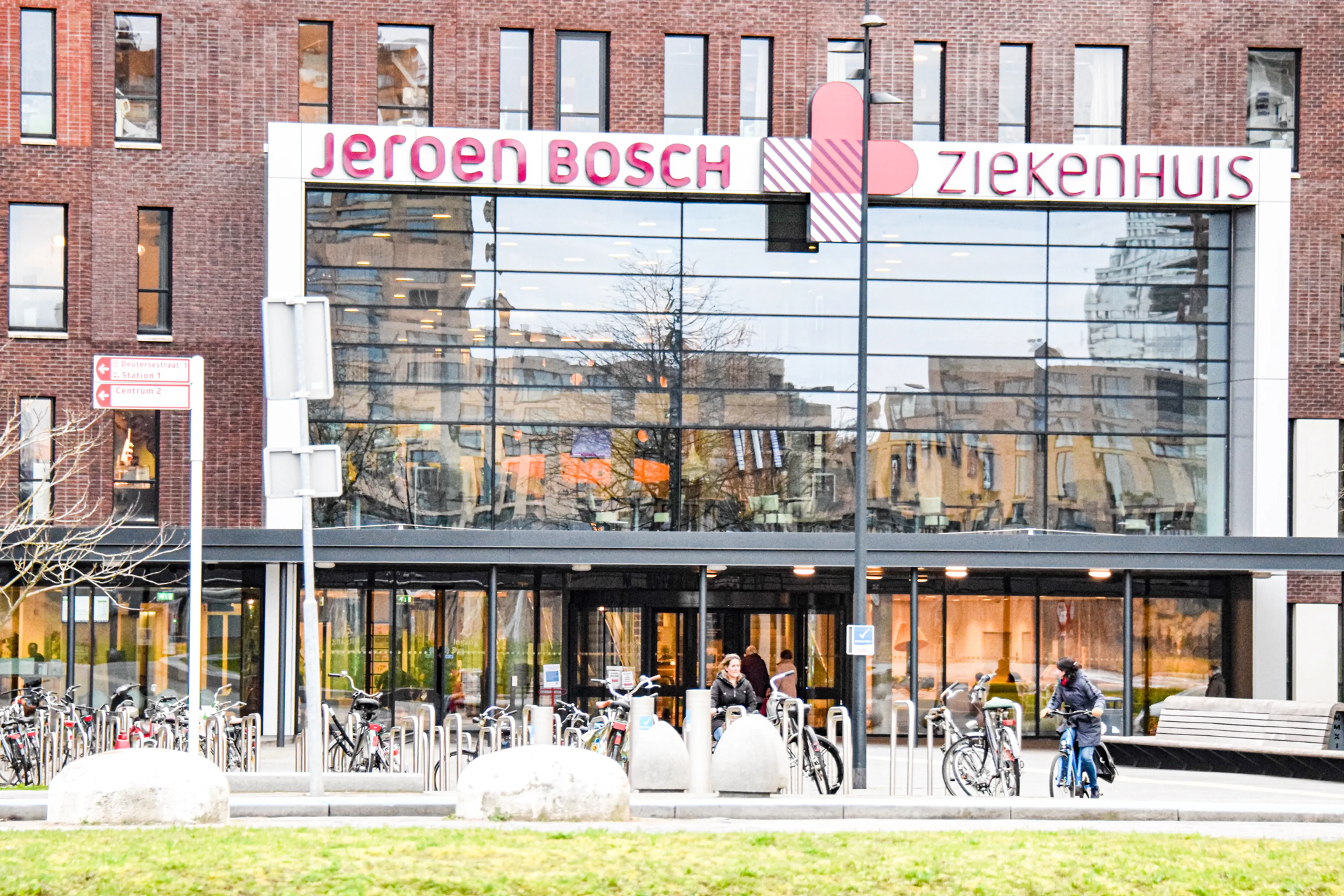 Nepverpleegkundige hielp patiënten tijdens coronapiek in Jeroen Bosch Ziekenhuis