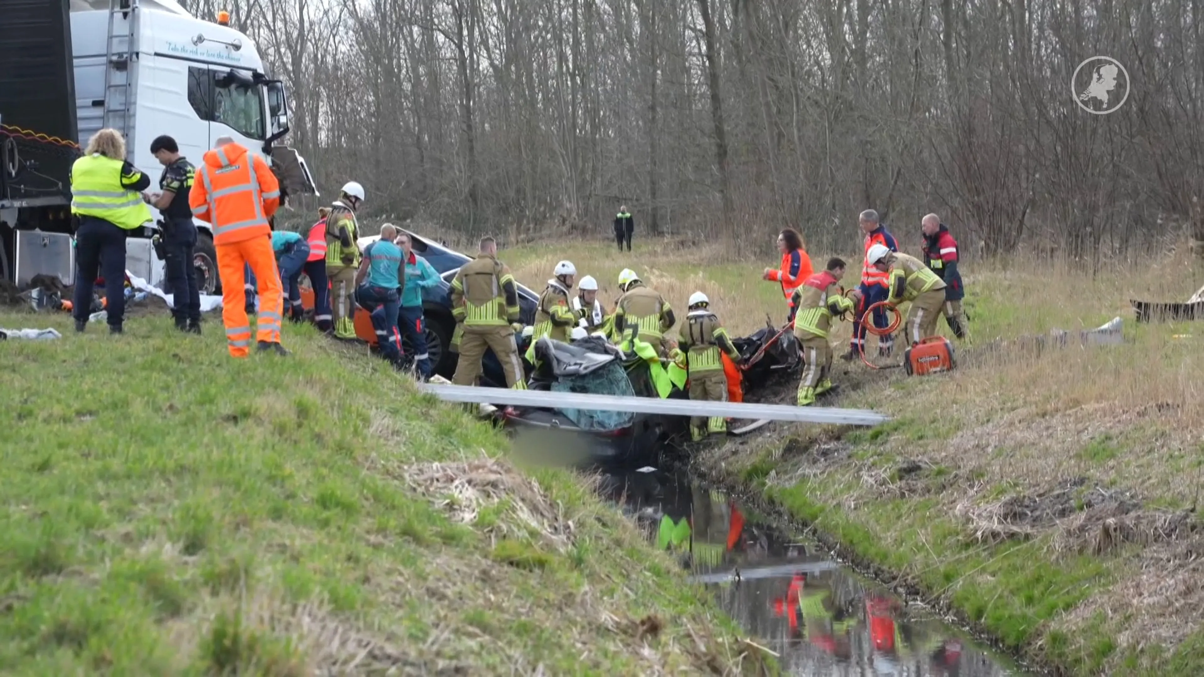 Ravage na ongeluk in Lelystad: auto's in sloot, drie zwaargewonden