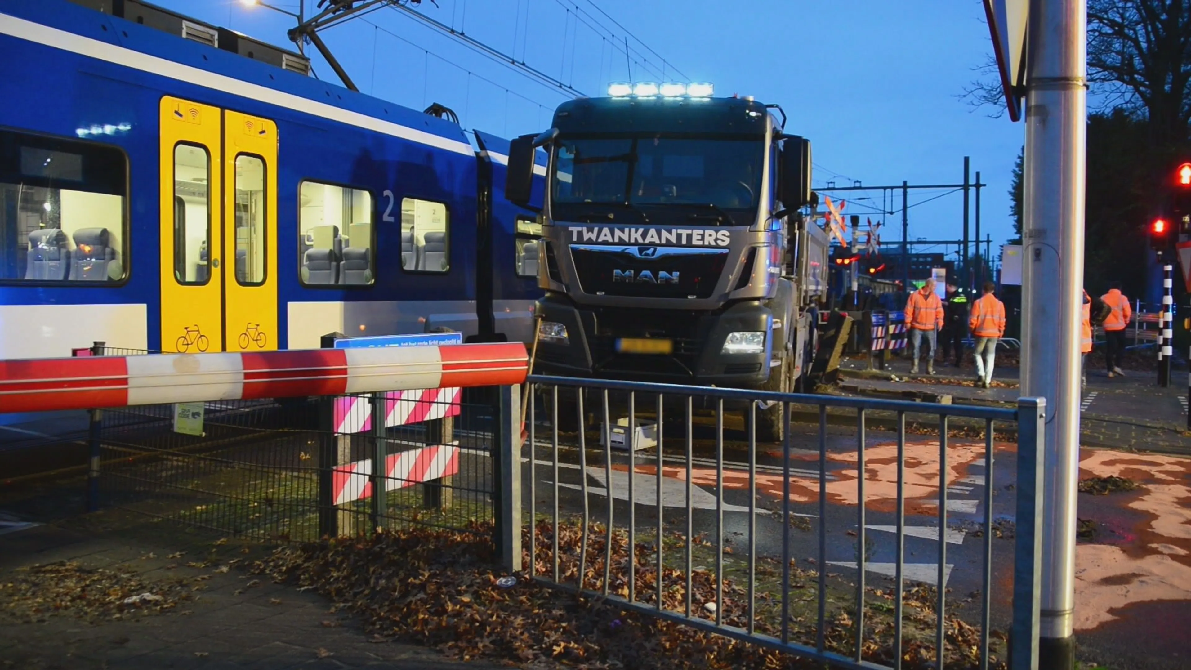 Trein en vrachtwagen botsen in Helmond, treinverkeer weer op gang