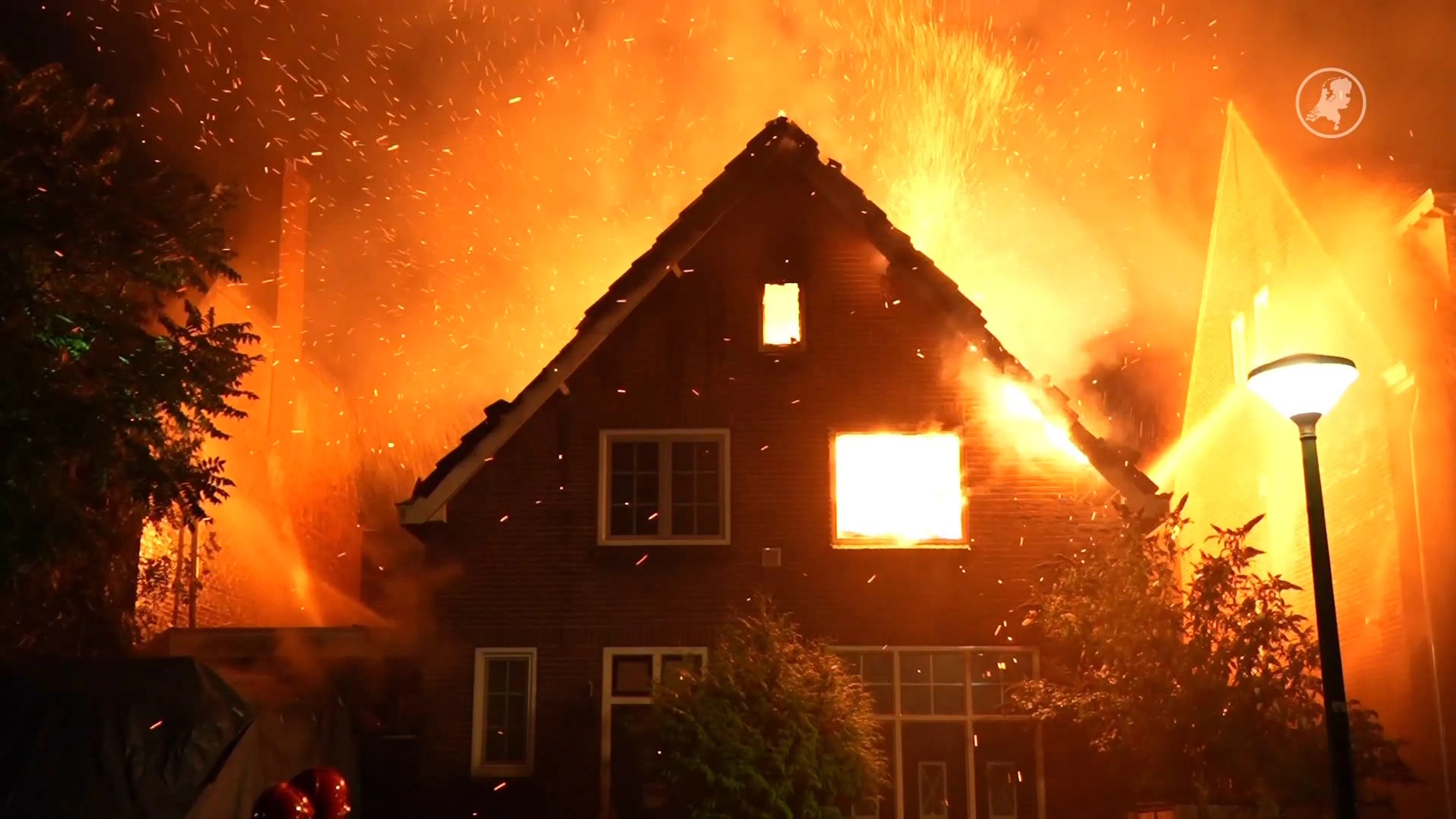 Woningbrand in Eindhoven legt treinverkeer stil