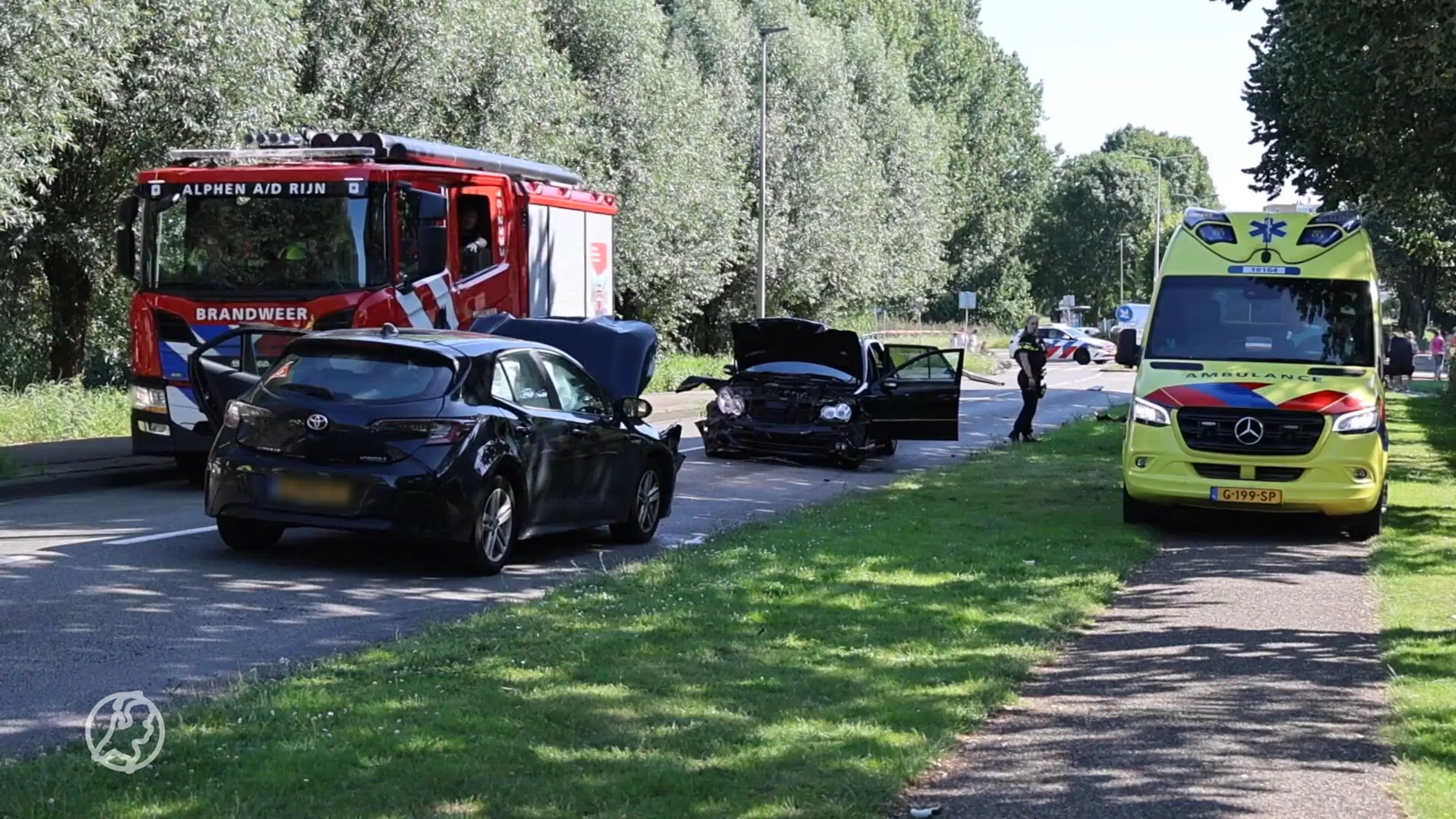 Drie gewonden door auto's die op elkaar botsen in Alphen aan den Rijn