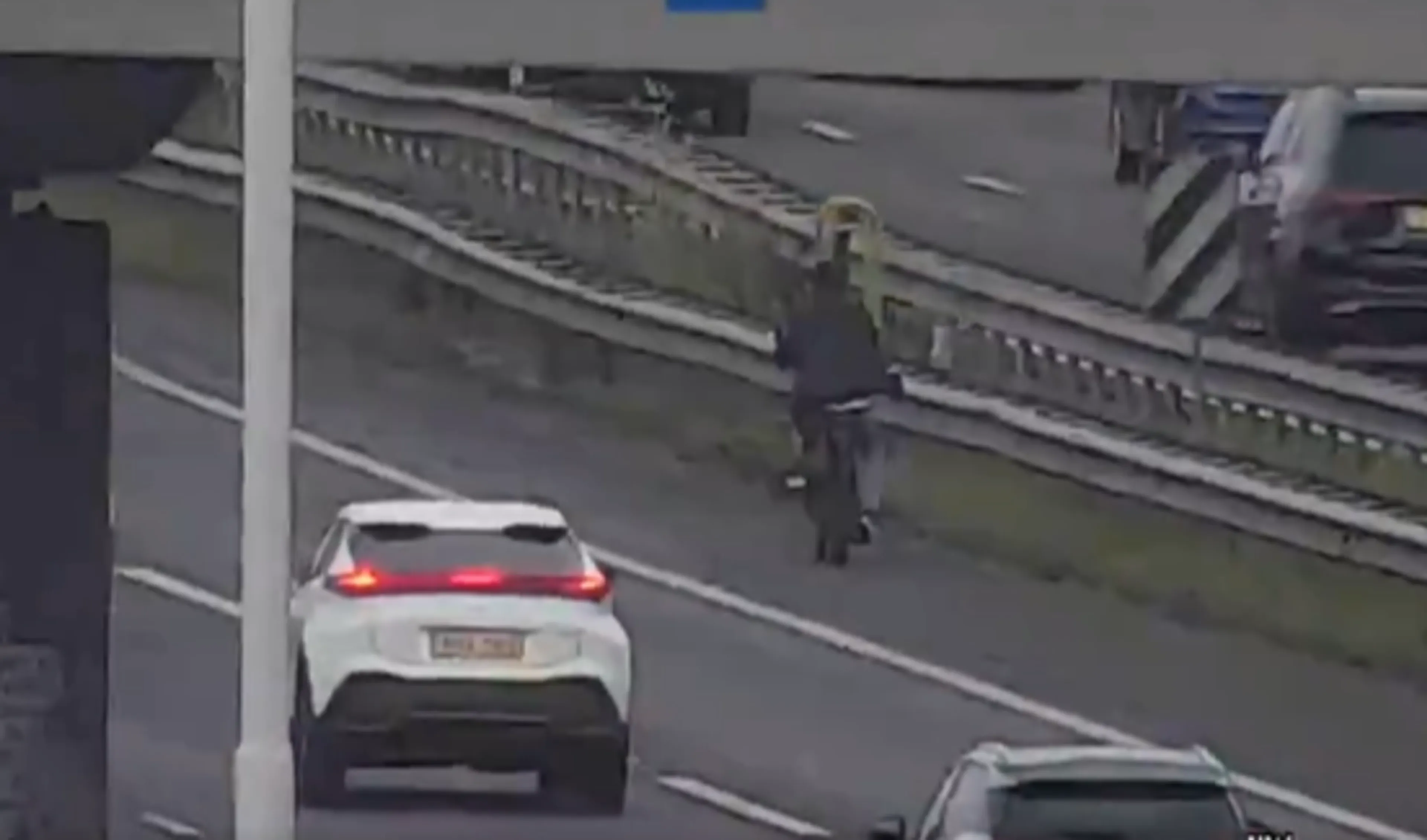 Levensgevaarlijk: fatbiker rijdt over A16 bij Rotterdam