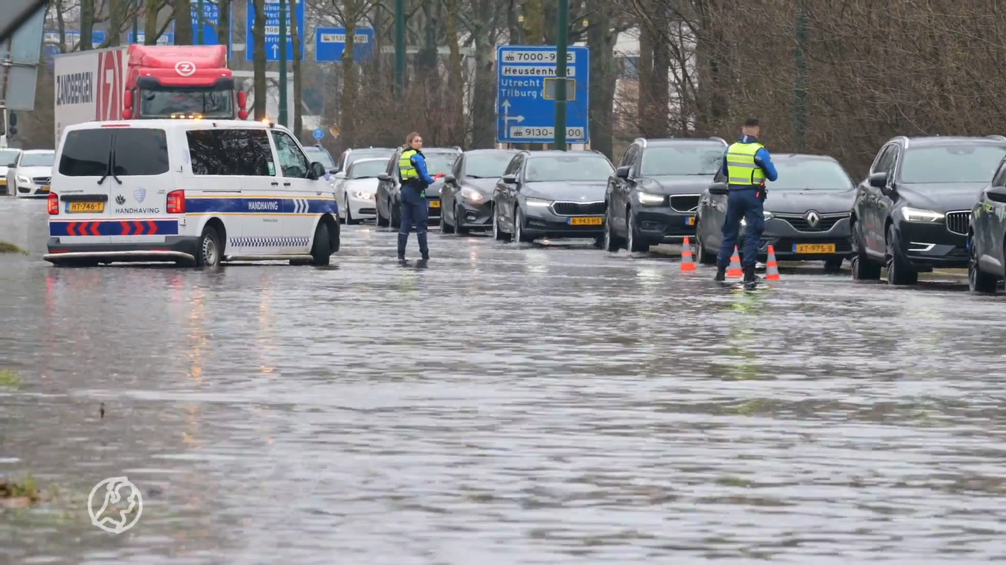 Rondweg Breda staat onder water door forse lekkage