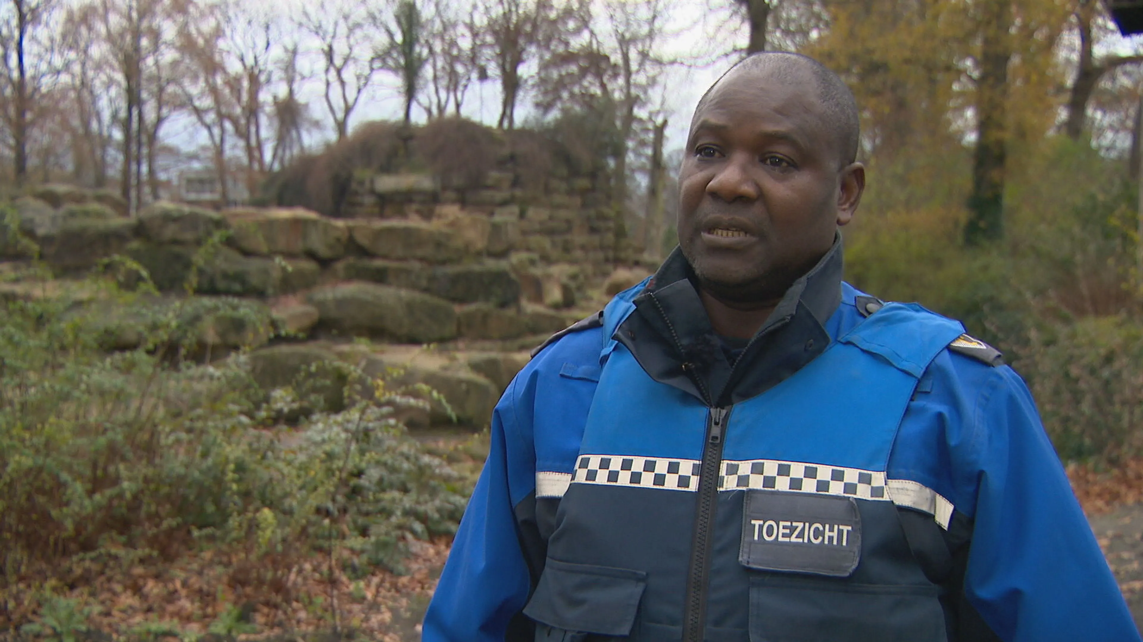 Een paleis in Benin en vier vrouwen? 'Koning Mo' blijft liever toezichthouder in Emmen