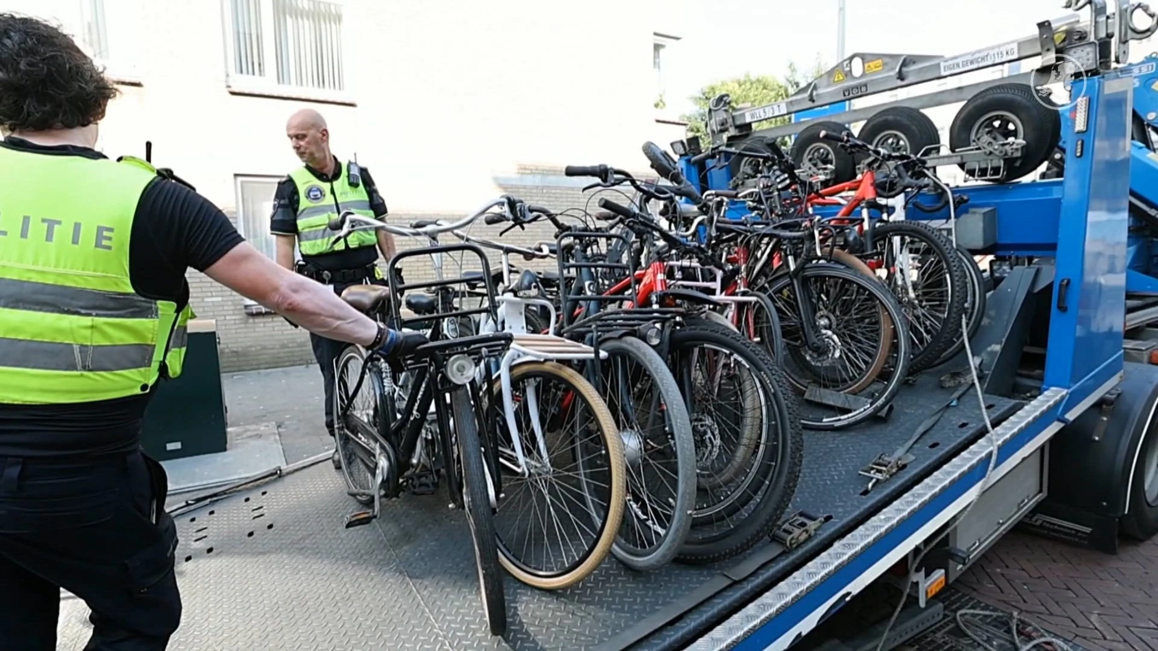 Politie vindt ruim 100 vermoedelijk gestolen fietsen in woning
