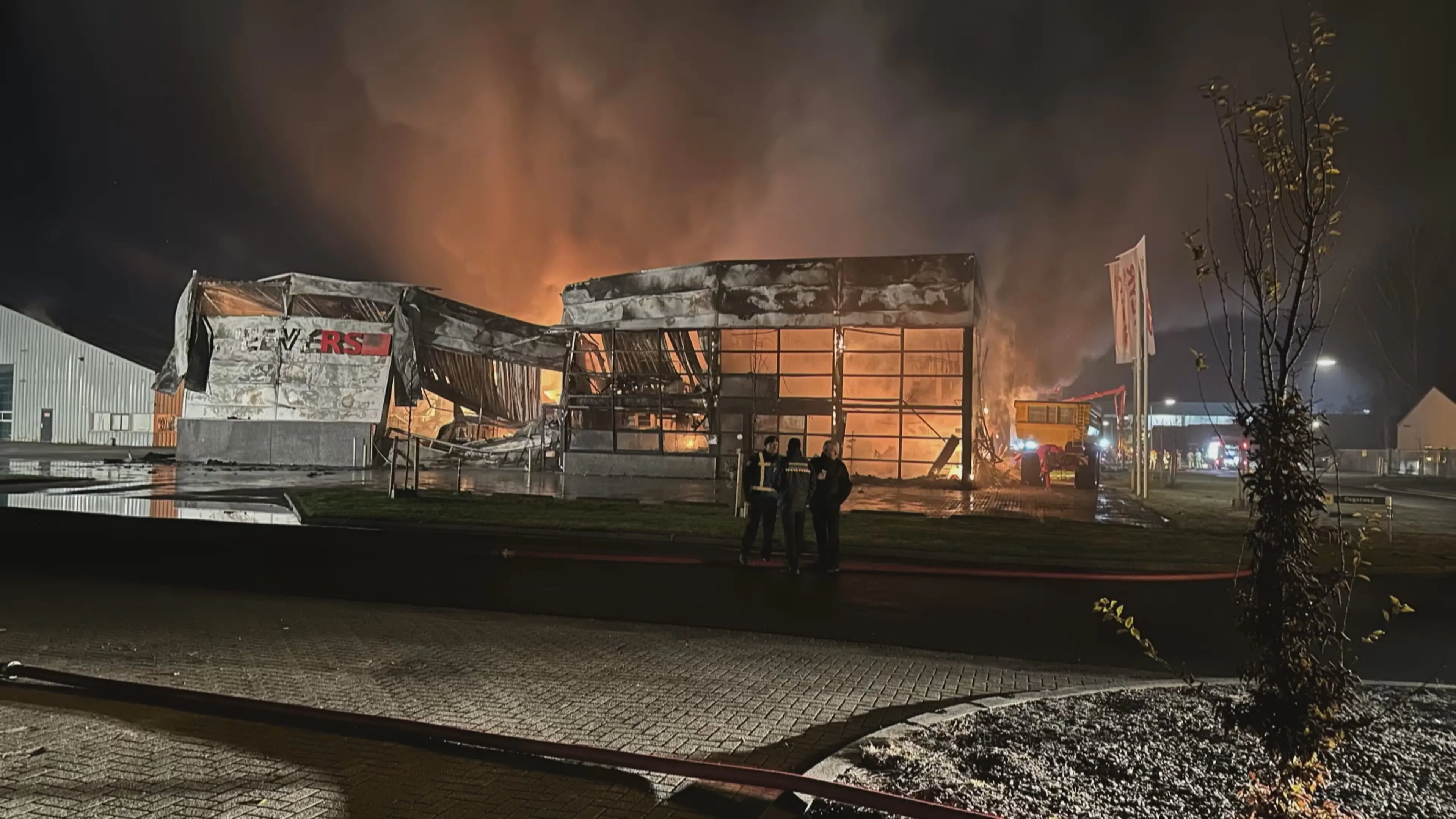 Verwoestende brand bij landbouwbedrijf in Flevolandse Zeewolde