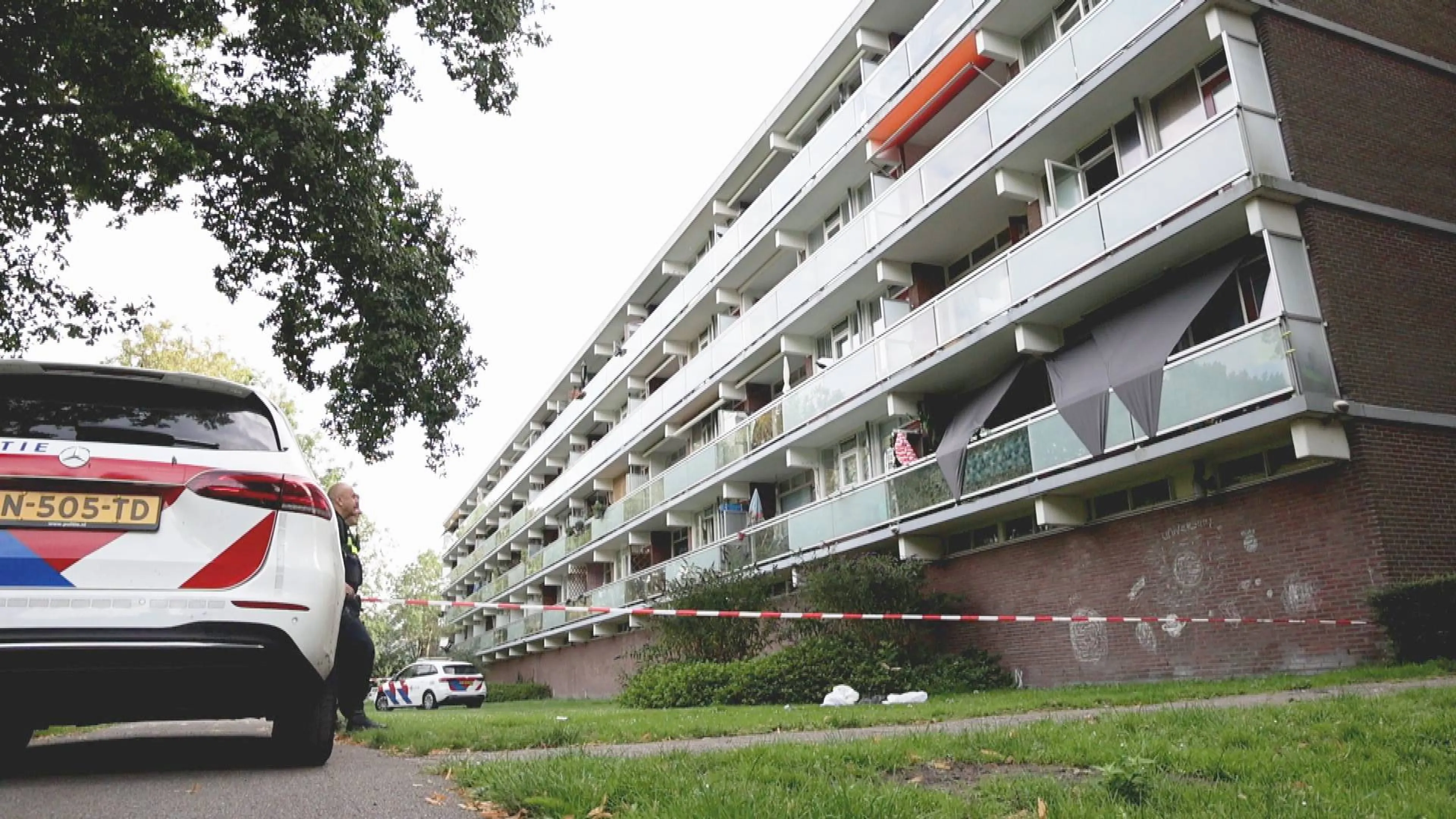 Persoon valt van flat in Haarlem: politie houdt verdachte aan