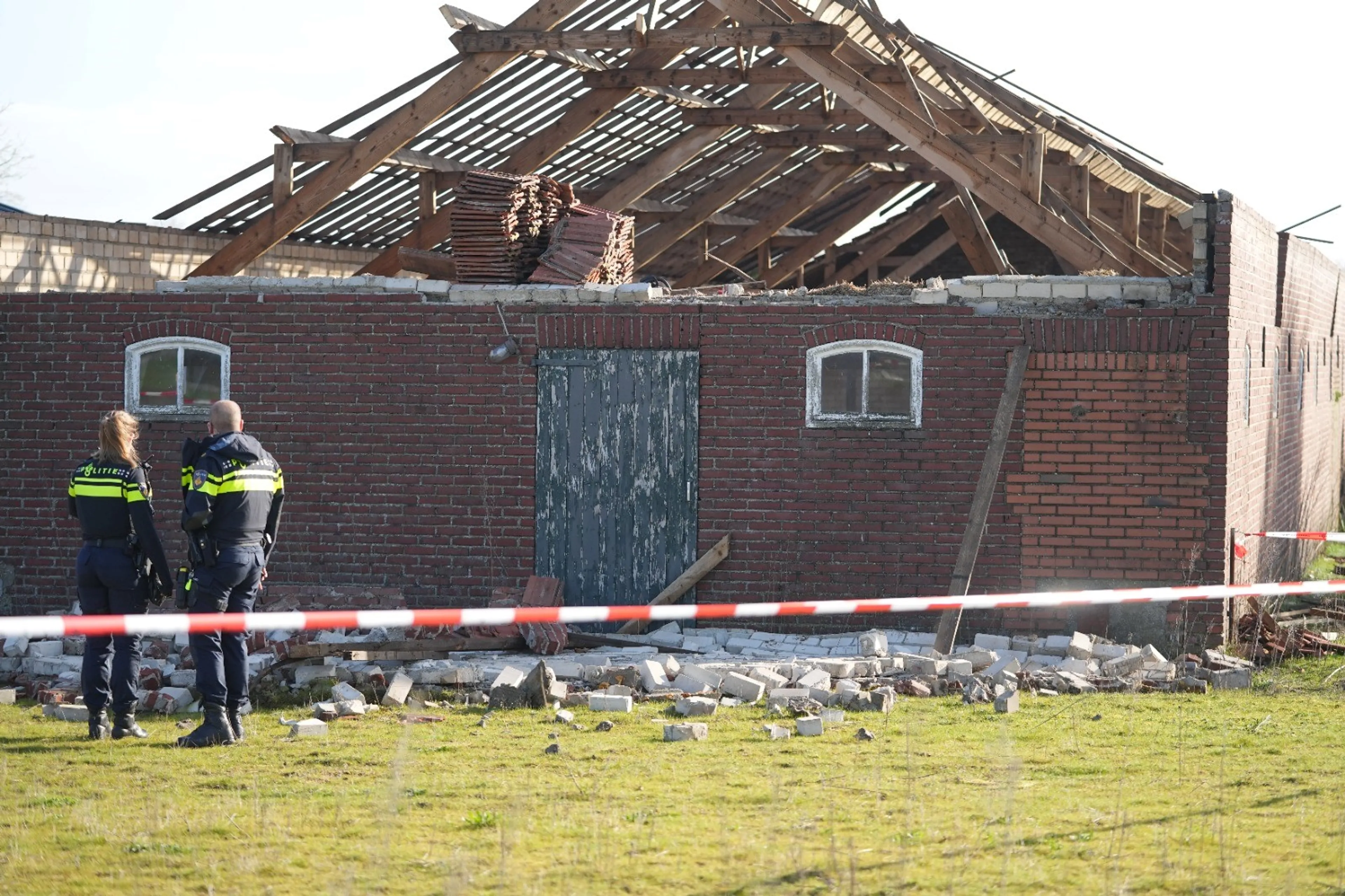 Man (55) overleden door instortende muur in Limburgs dorpje Haler