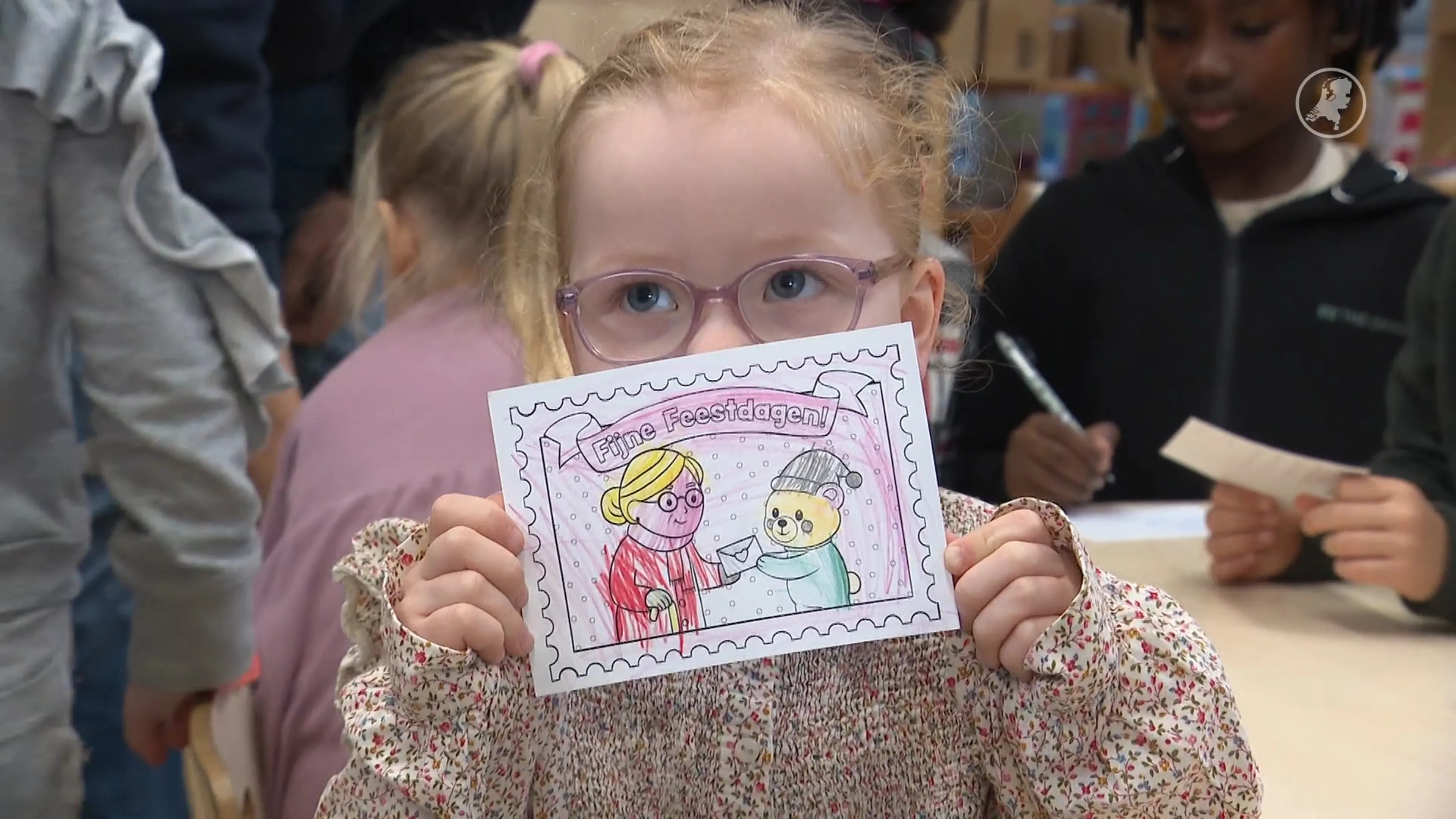 Honderden kinderen schrijven kerstkaarten voor eenzame ouderen: 'Lichtpuntje'  