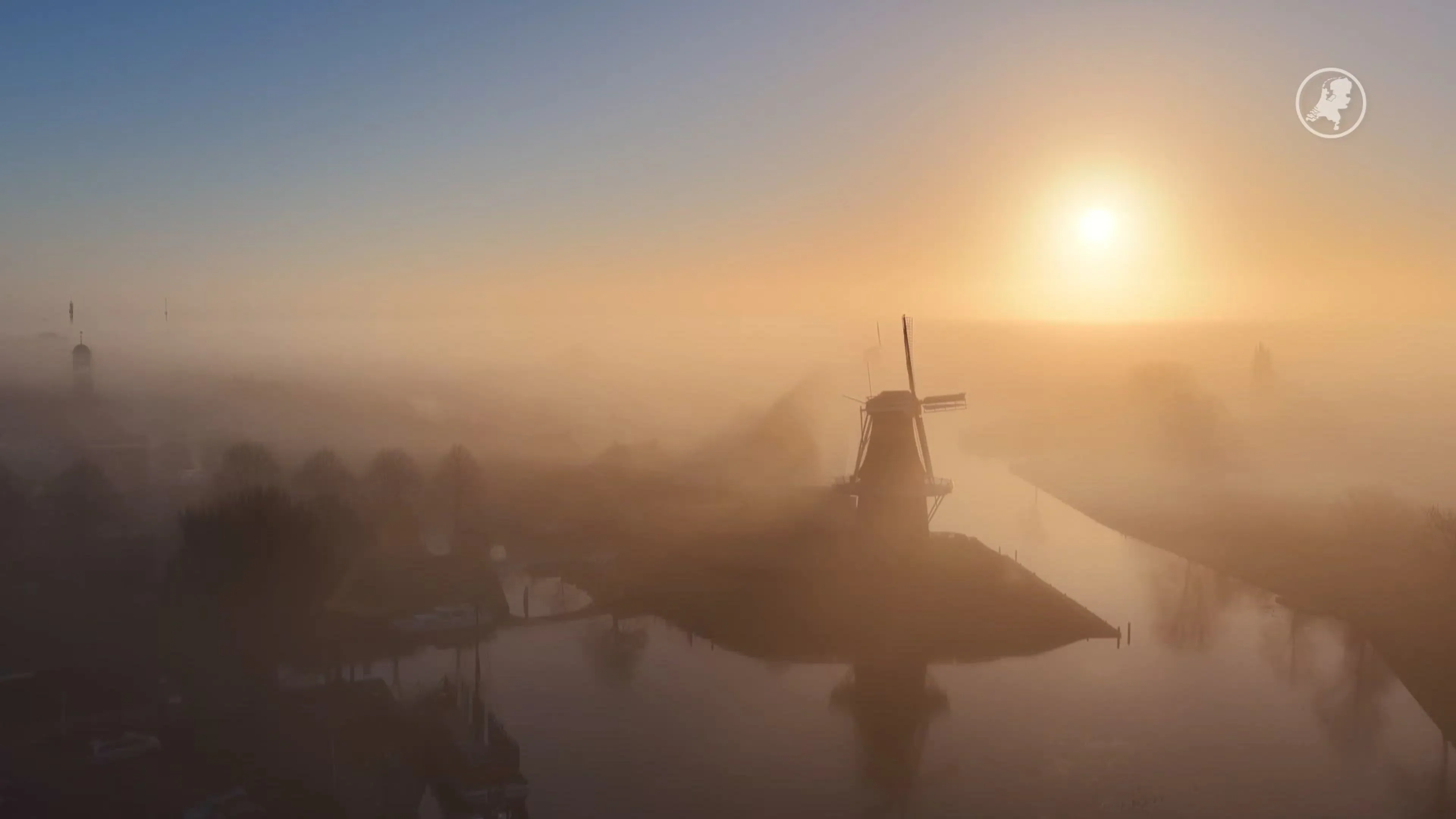 Magische zonsopkomst door mist boven Dokkum