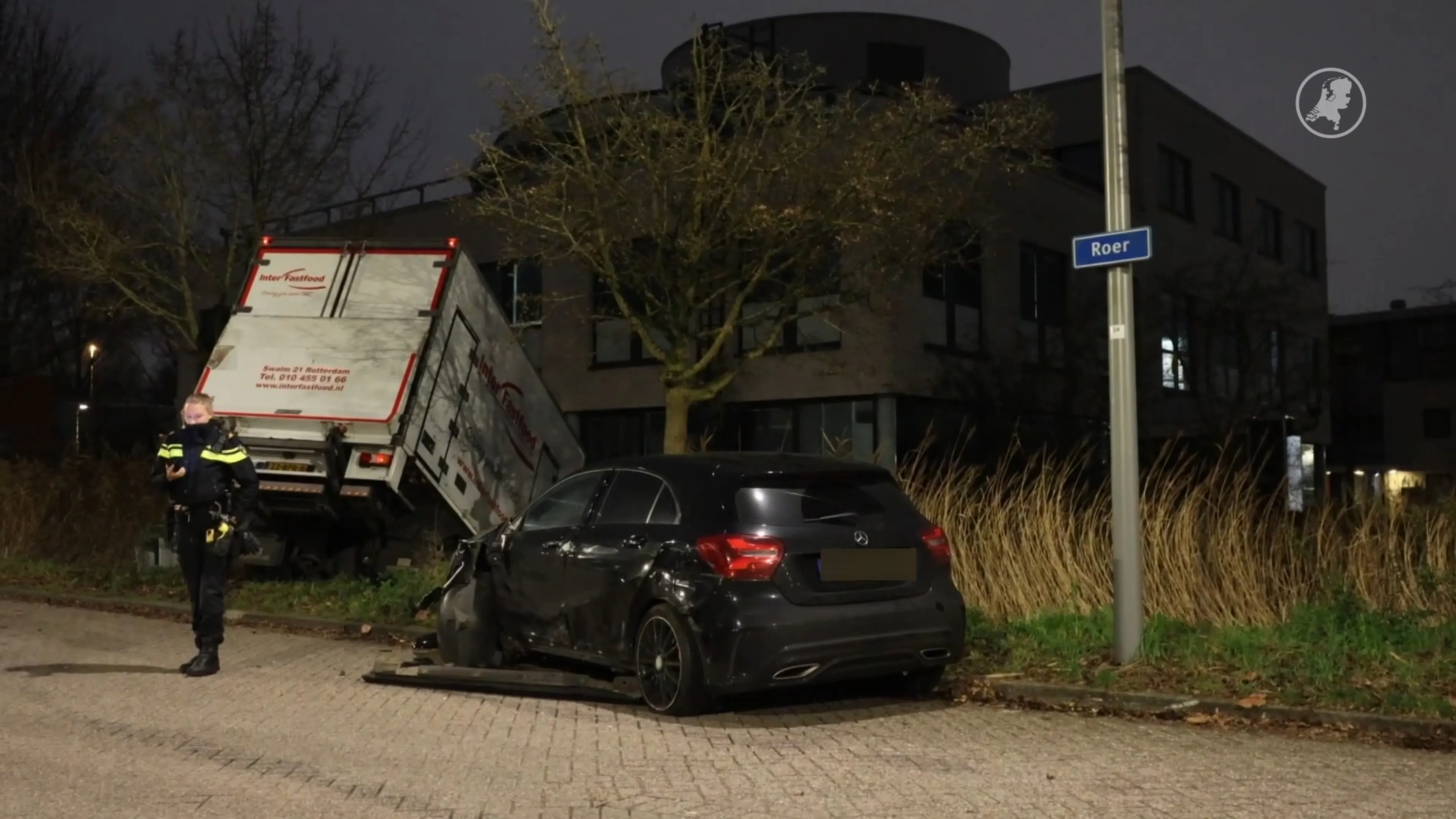 Vrachtwagen laat ravage achter en eindigt in sloot na chaotische rit door Capelle