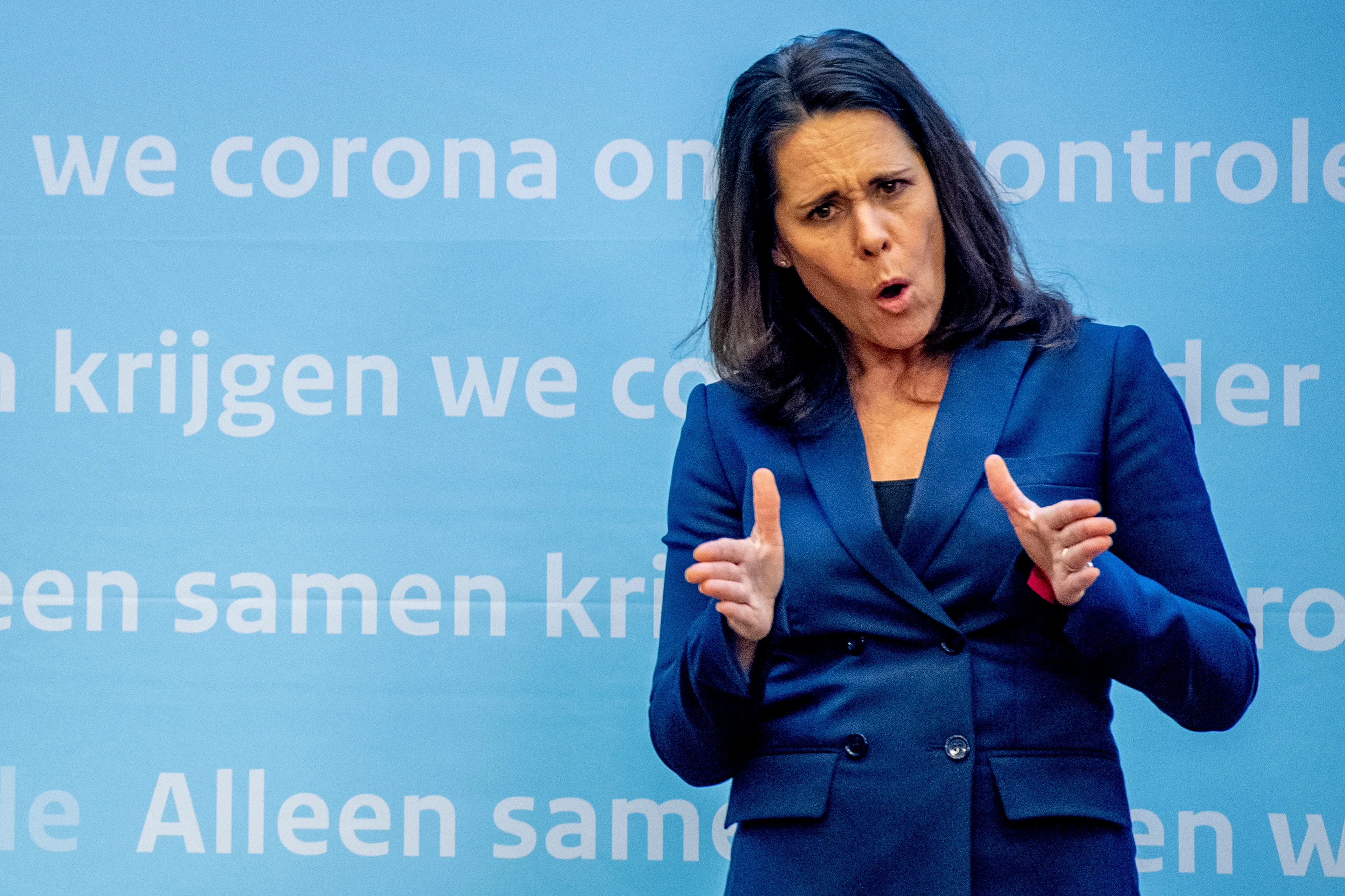 Waar is Irma gebleven? Geliefde gebarentolk verdwijnt tijdens persconferentie