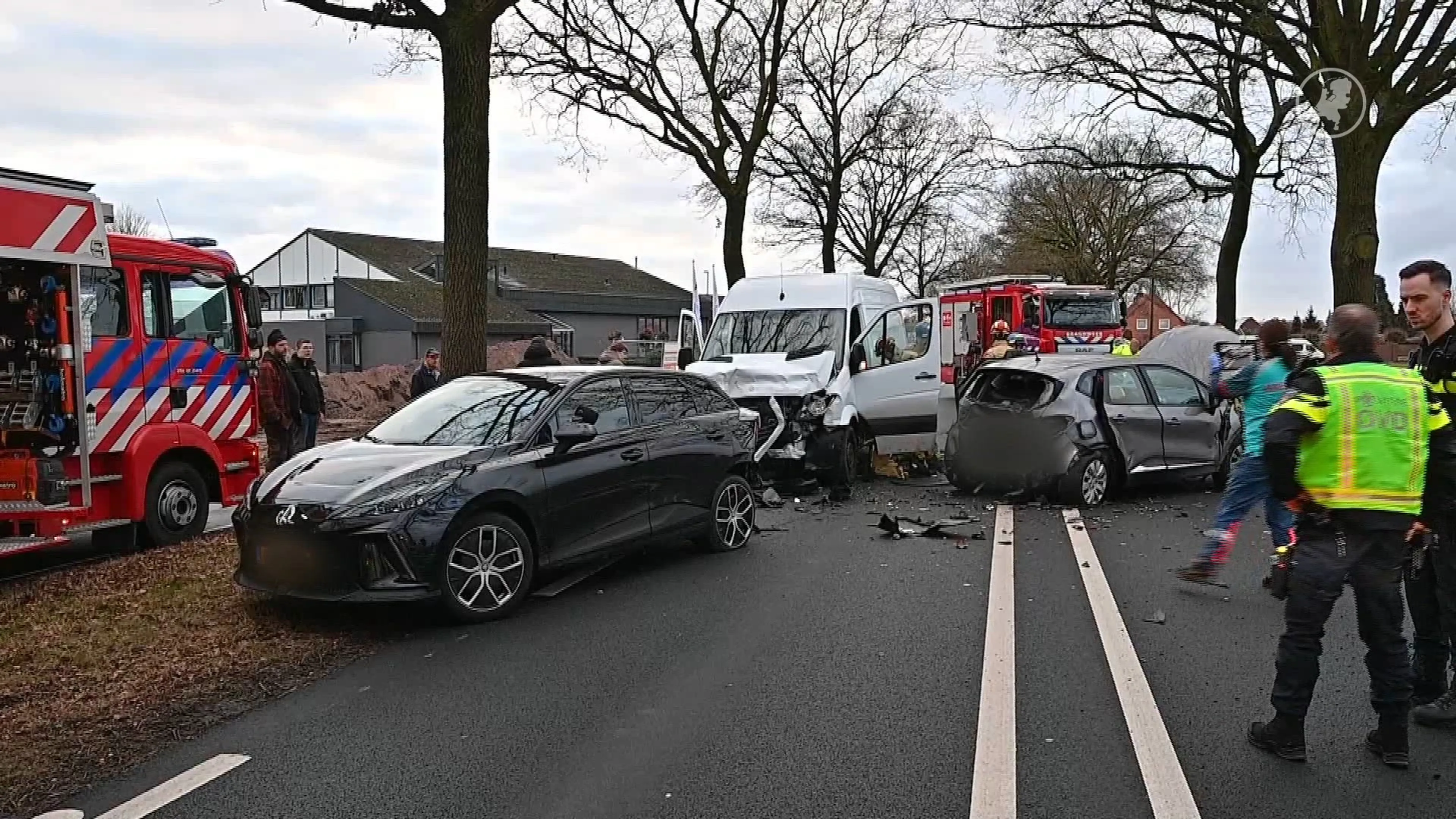Zwaar ongeval in Reusel: weg bezaaid met brokstukken