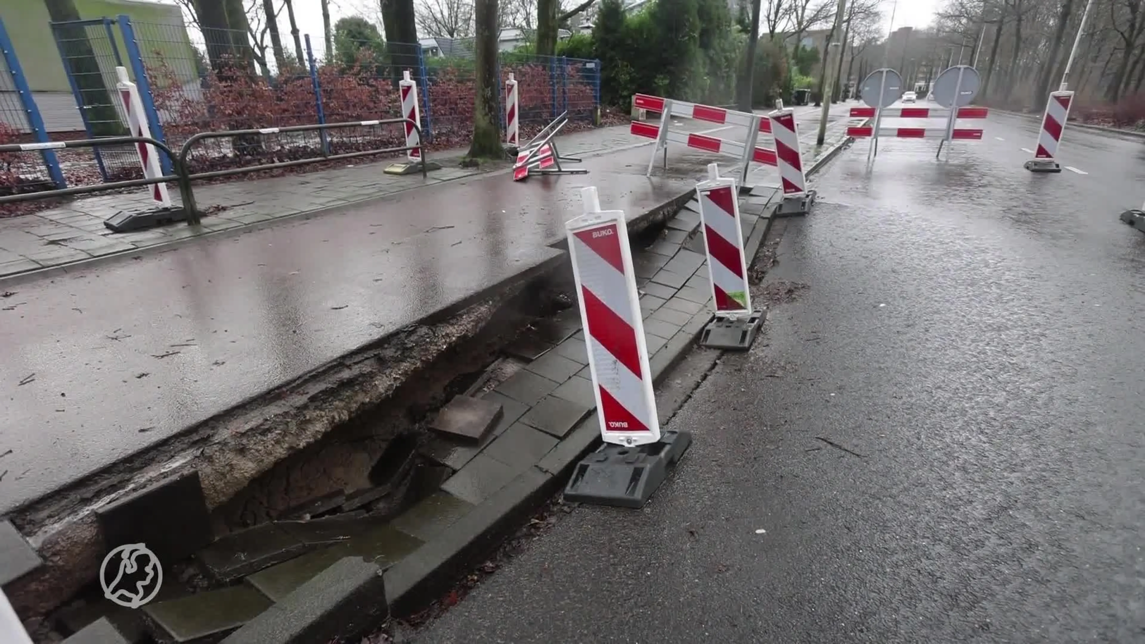 Pas op: grotere kans op sinkholes door wateroverlast, gat na gat ontstaat in weg
