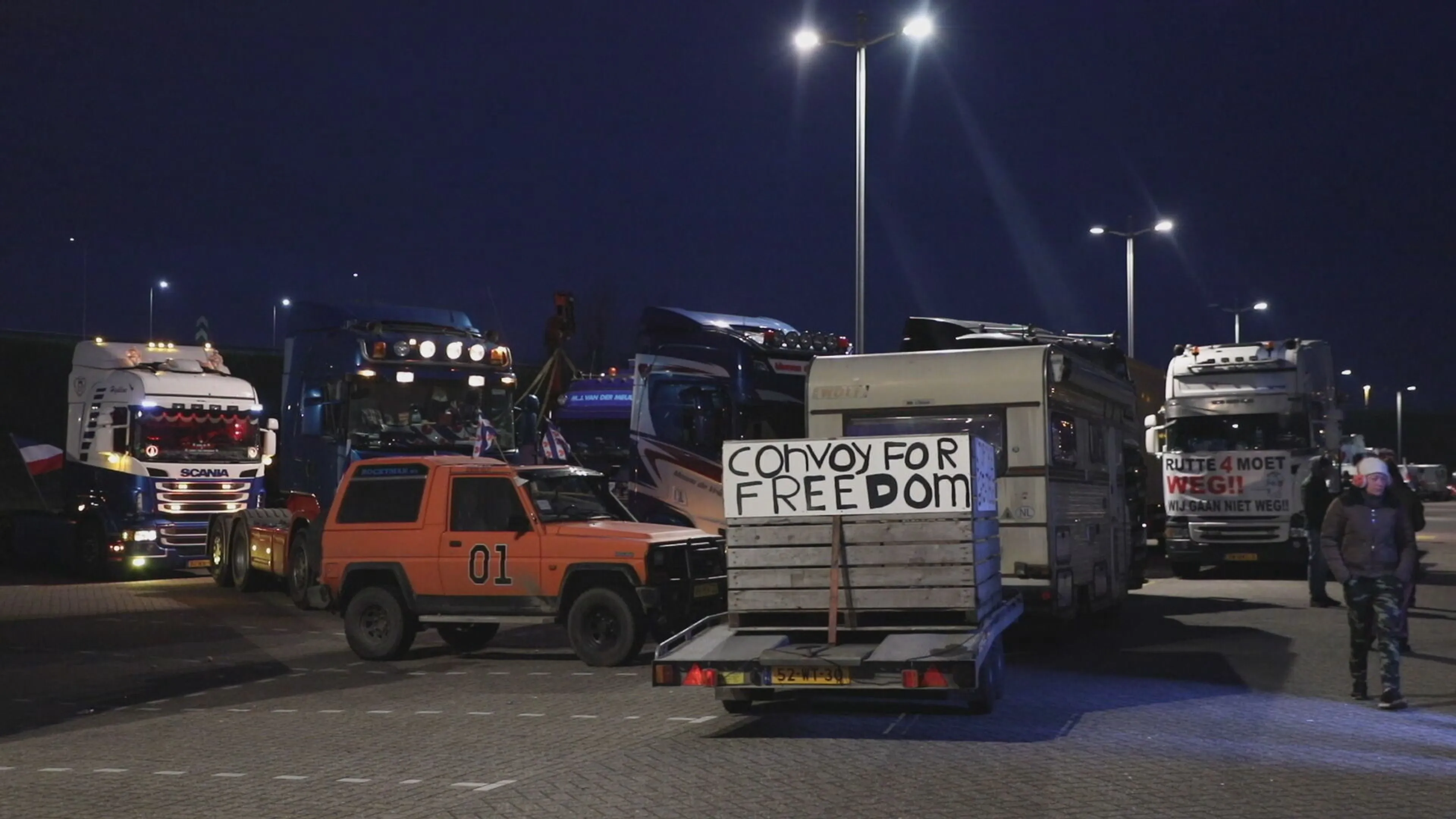 Freedom Convoy-deelnemers bij ADO-stadion mogen centrum Den Haag in