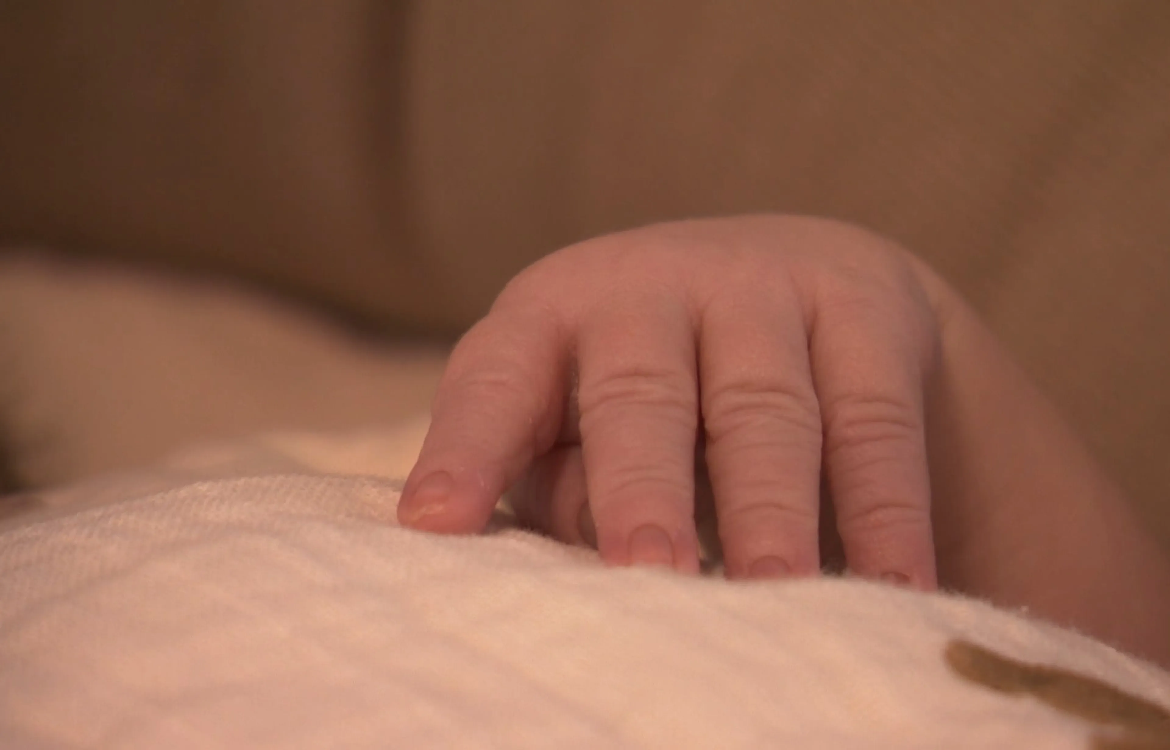 Onrust om babyvoeding: tientallen ouders melden zieke kinderen na terugroepactie