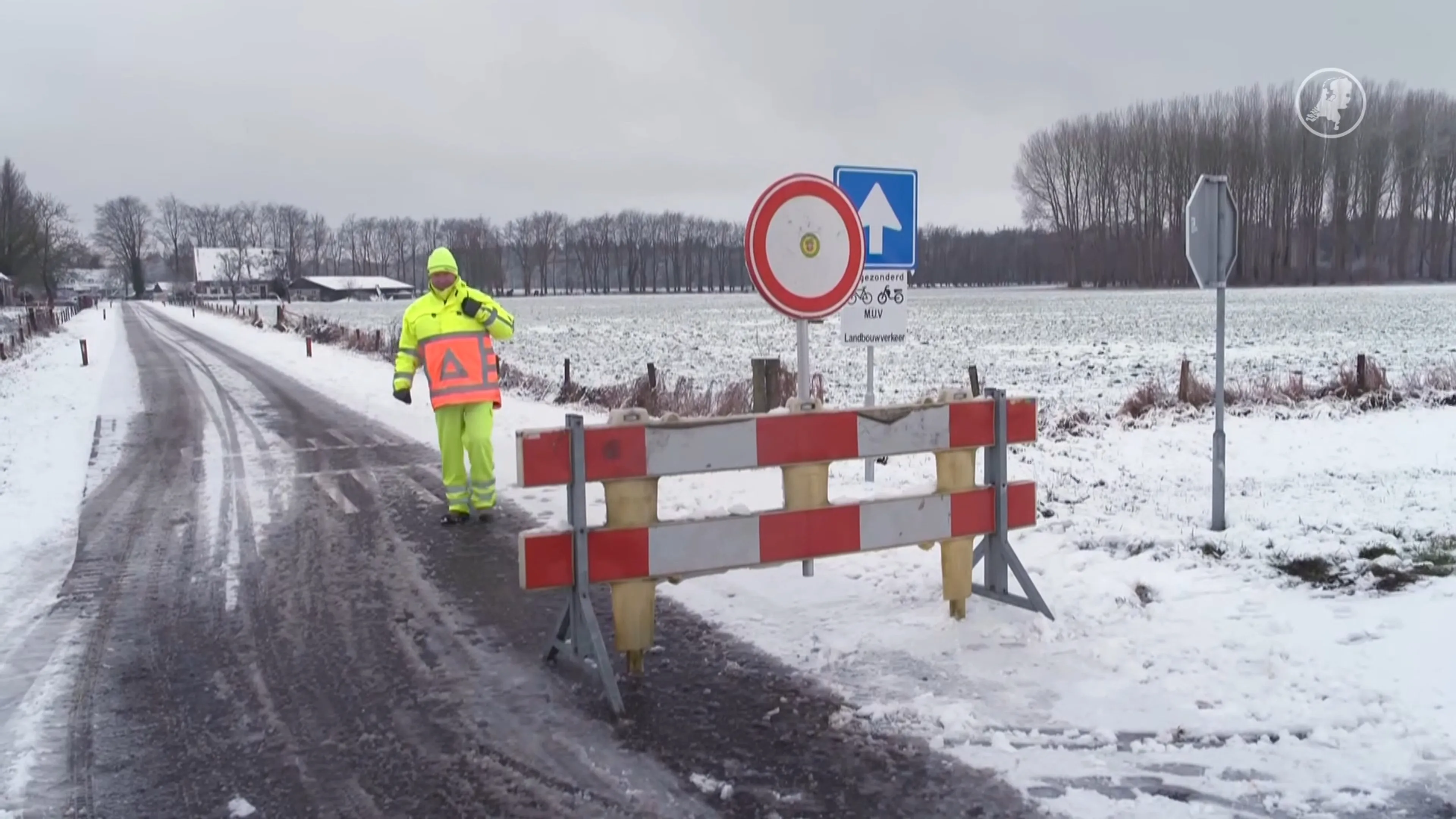 Verkeerschaos bij Beek bereikt piek, gemeente zet verkeersregelaars in