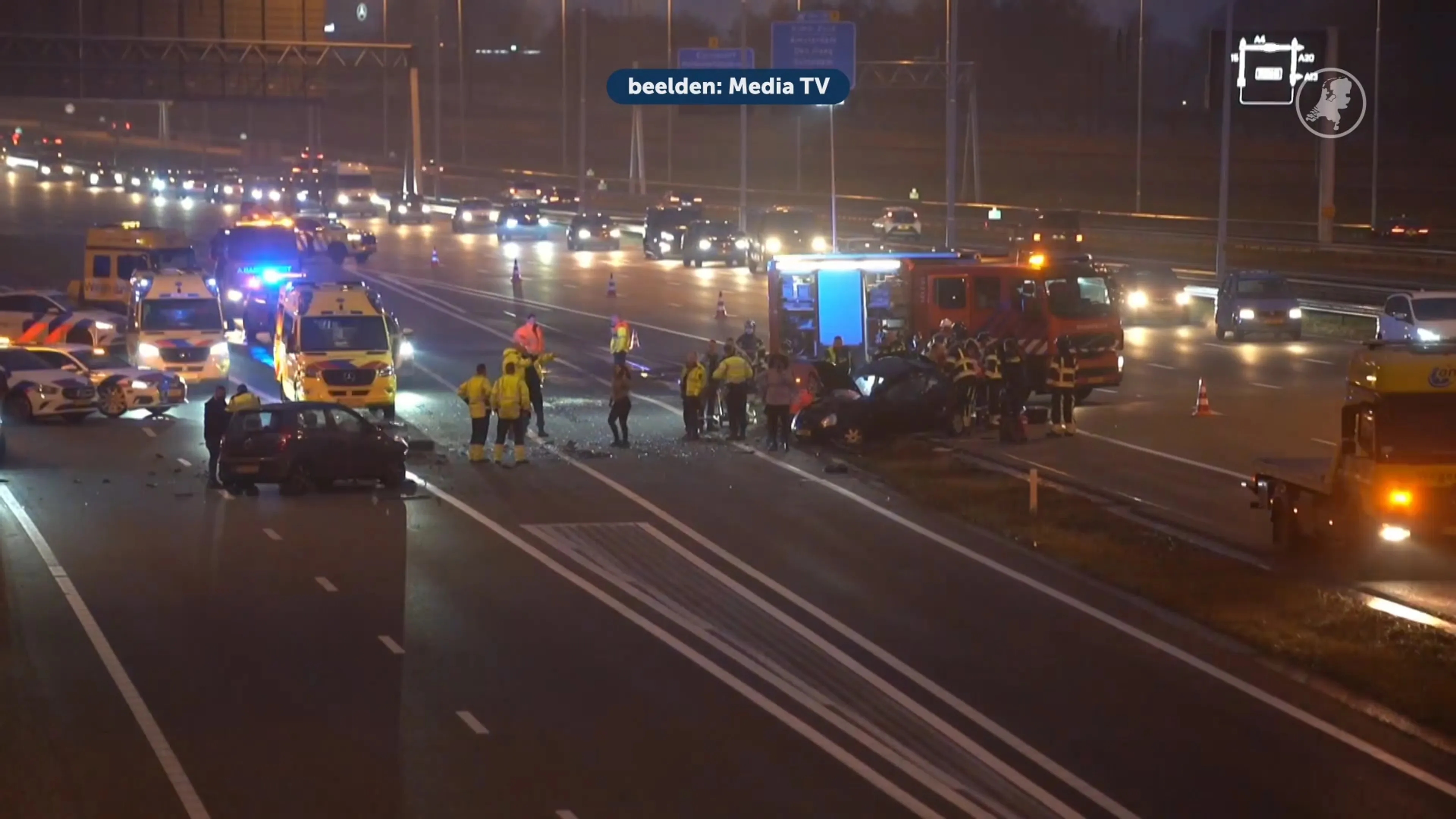 Drie zwaargewonden bij ongeluk op A15, snelweg nog uren afgesloten. Beeld: Media TV