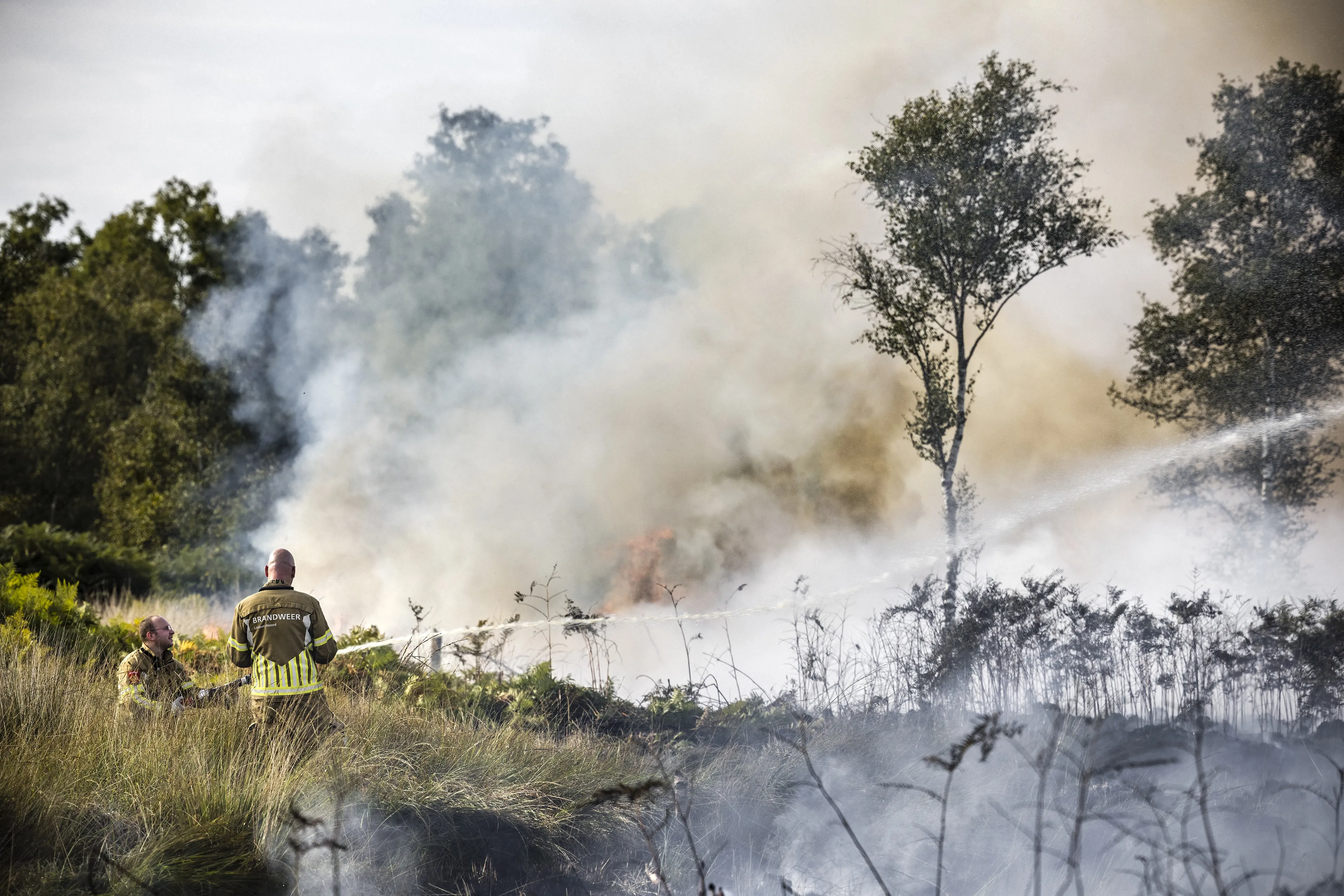 Brand in De Peel na nacht lang blussen nog steeds niet gedoofd
