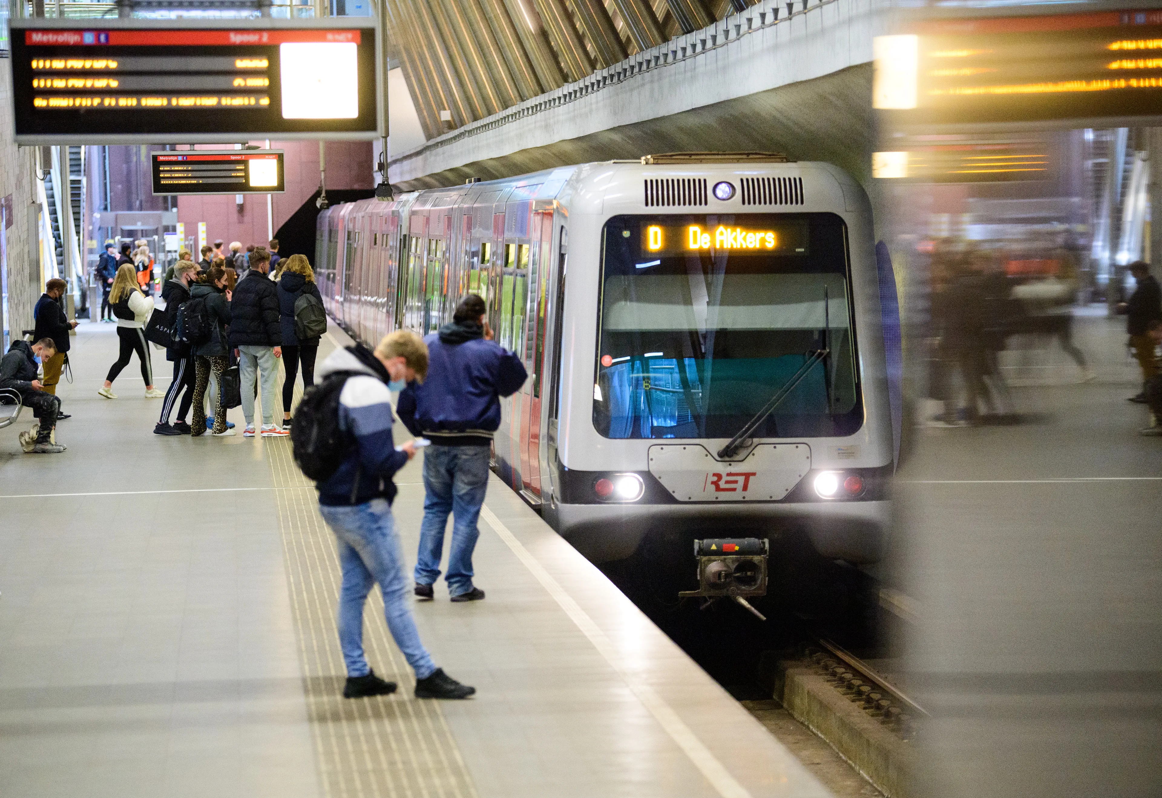 Metronet Rotterdam uur plat door stroomstoring, rekening houden met vertraging