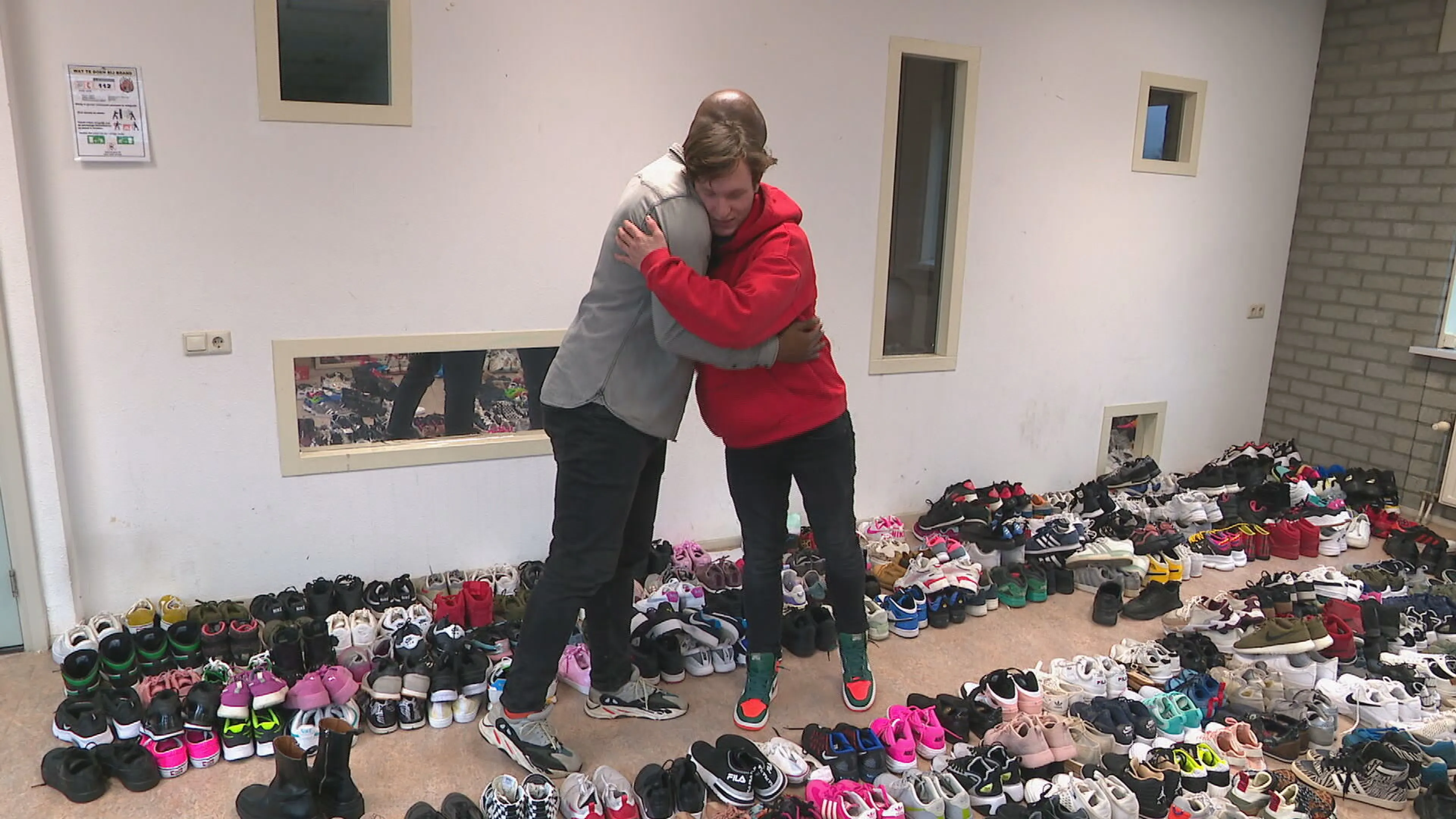 Honderden arme jongeren krijgen superdure sneakers dankzij hartverwarmende actie