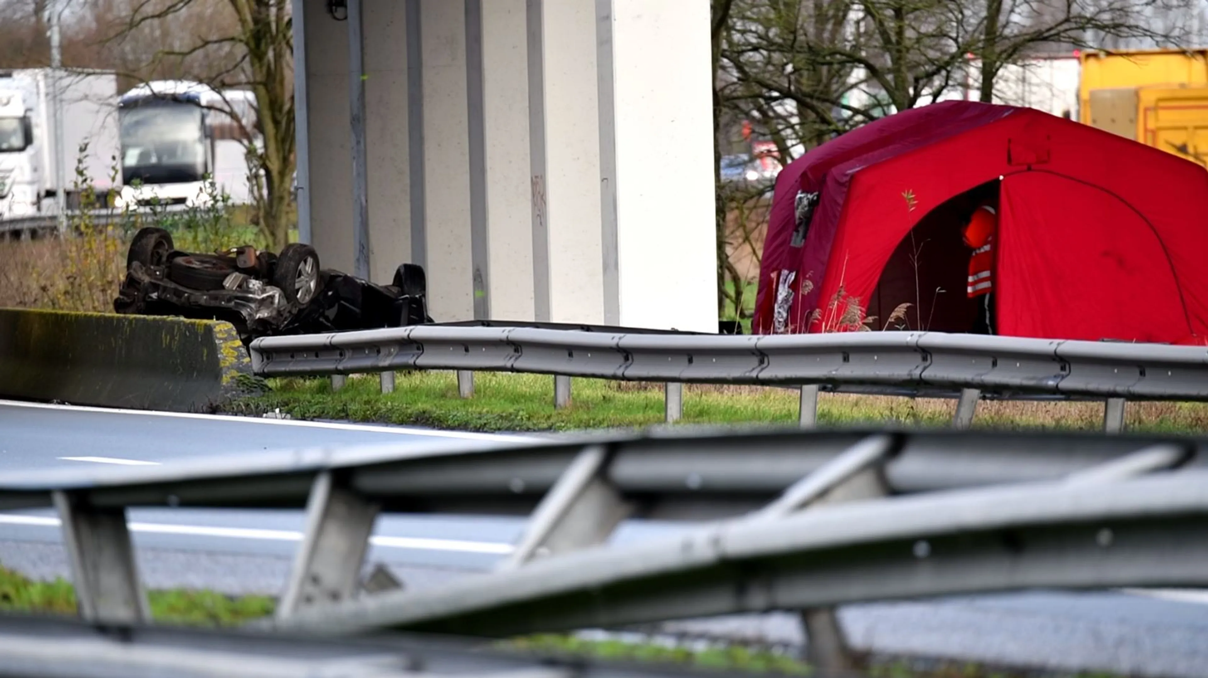 Nederlanders liggen urenlang dood bij autowrak langs de snelweg bij Antwerpen