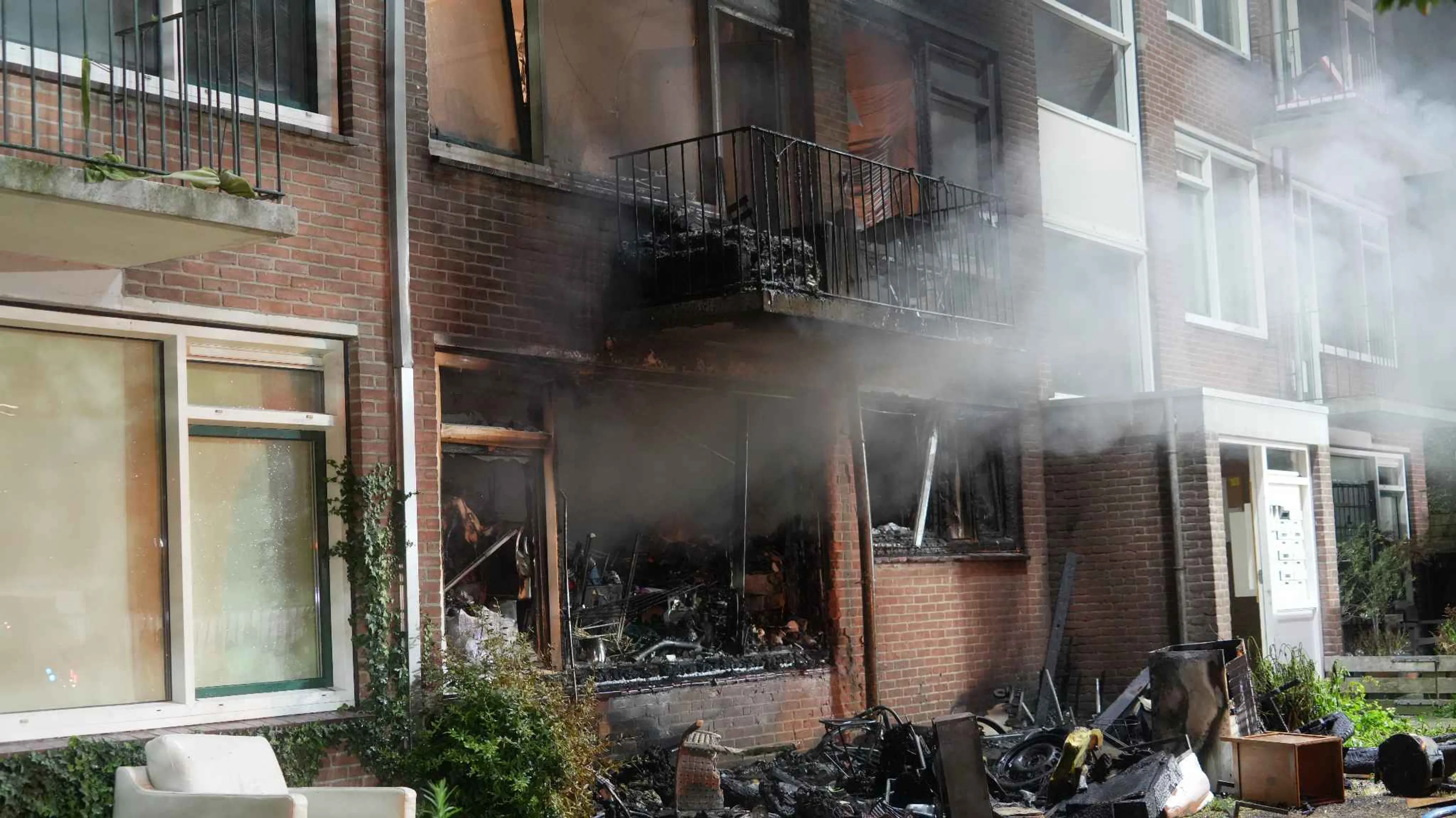 Ravage na grote brand in Zwolle, zestien woningen ontruimd
