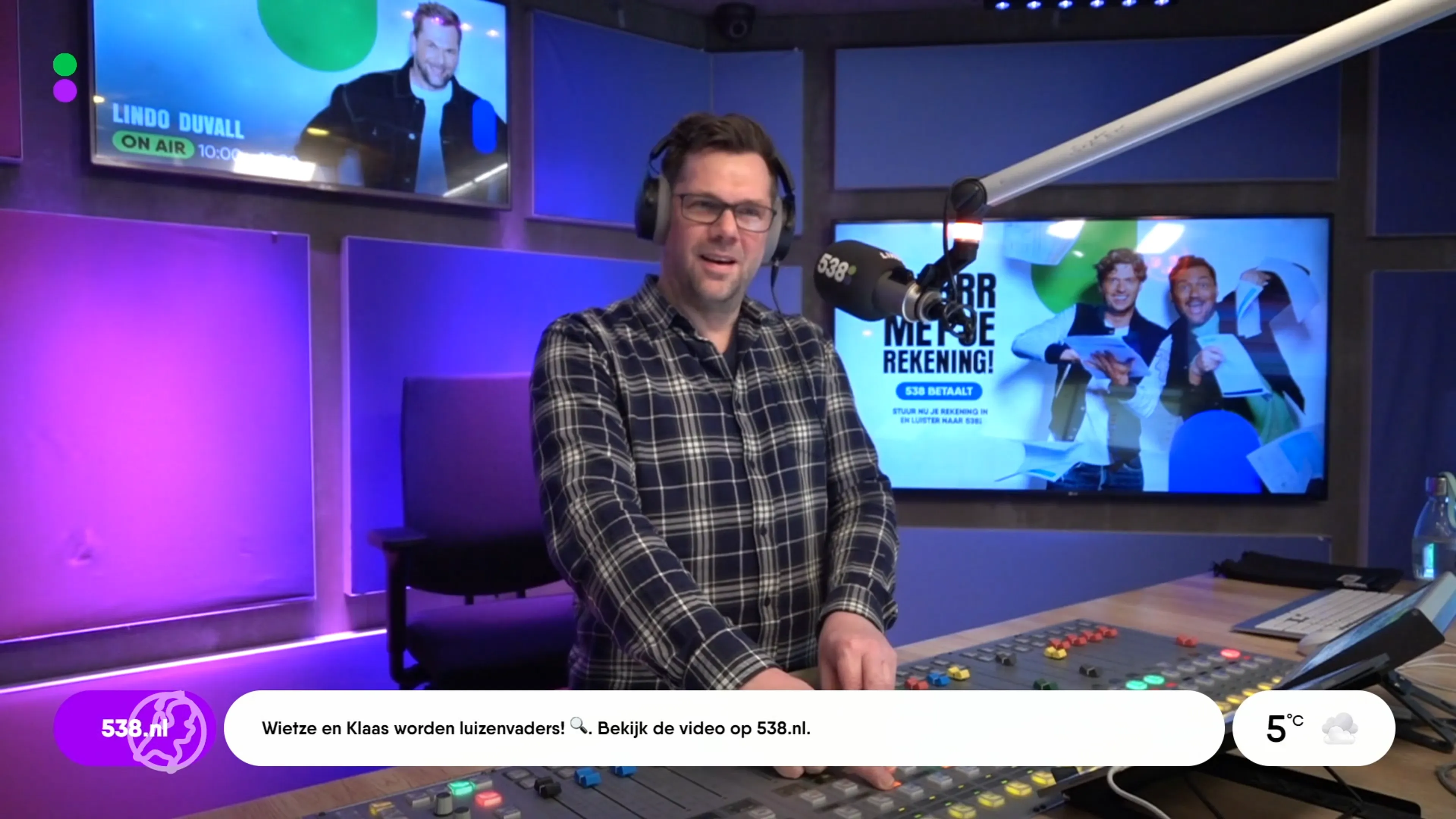 Loek wint Radio 538-actie, maar wordt gebeld terwijl hij in rouwstoet voor zijn opa staat