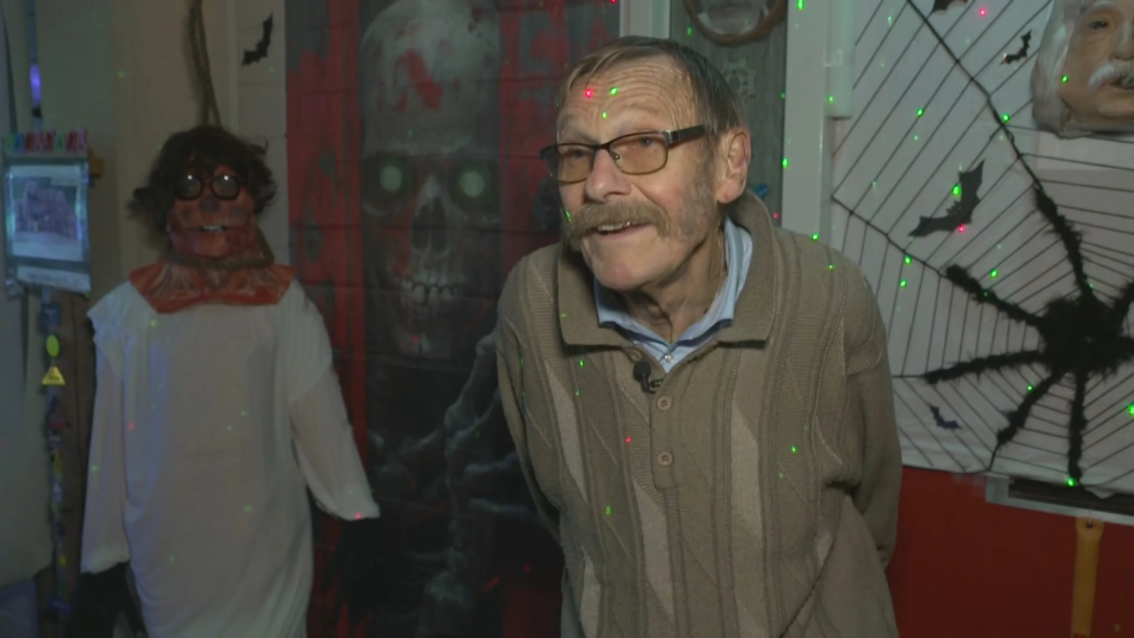 Niemand kwam opdagen, maar Henk (81) bouwt tóch weer zijn Halloweenhuis