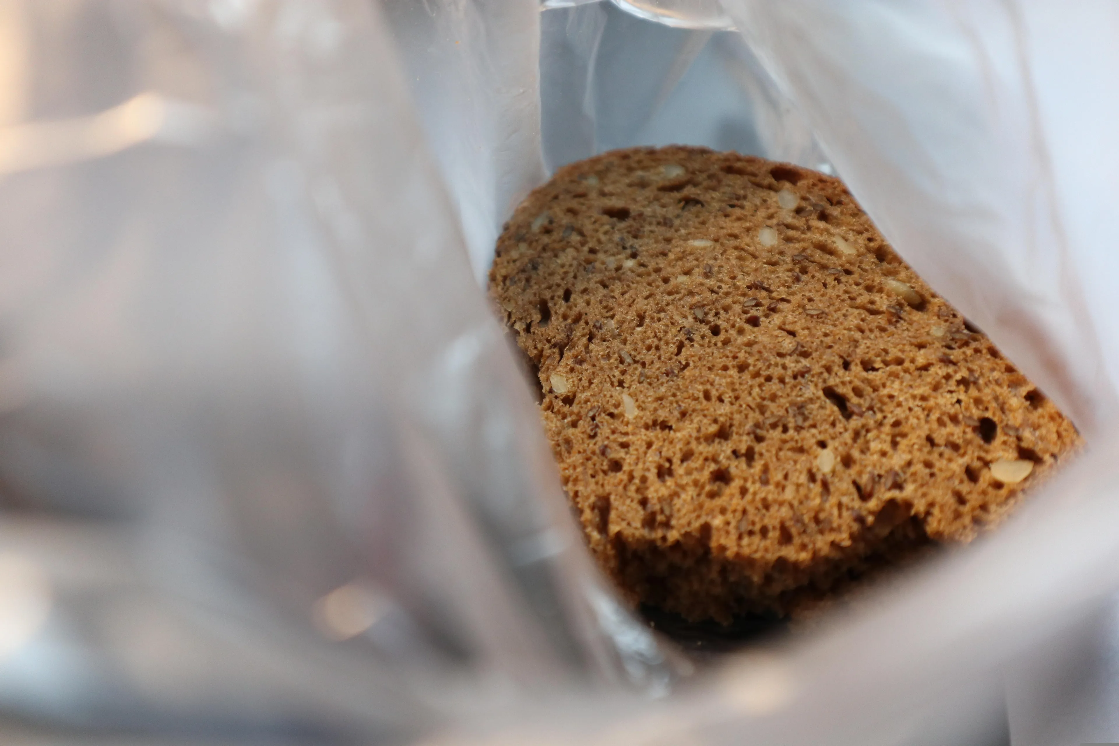 Supermarktketen roept volkorenbrood terug om mogelijk metaaldeeltjes