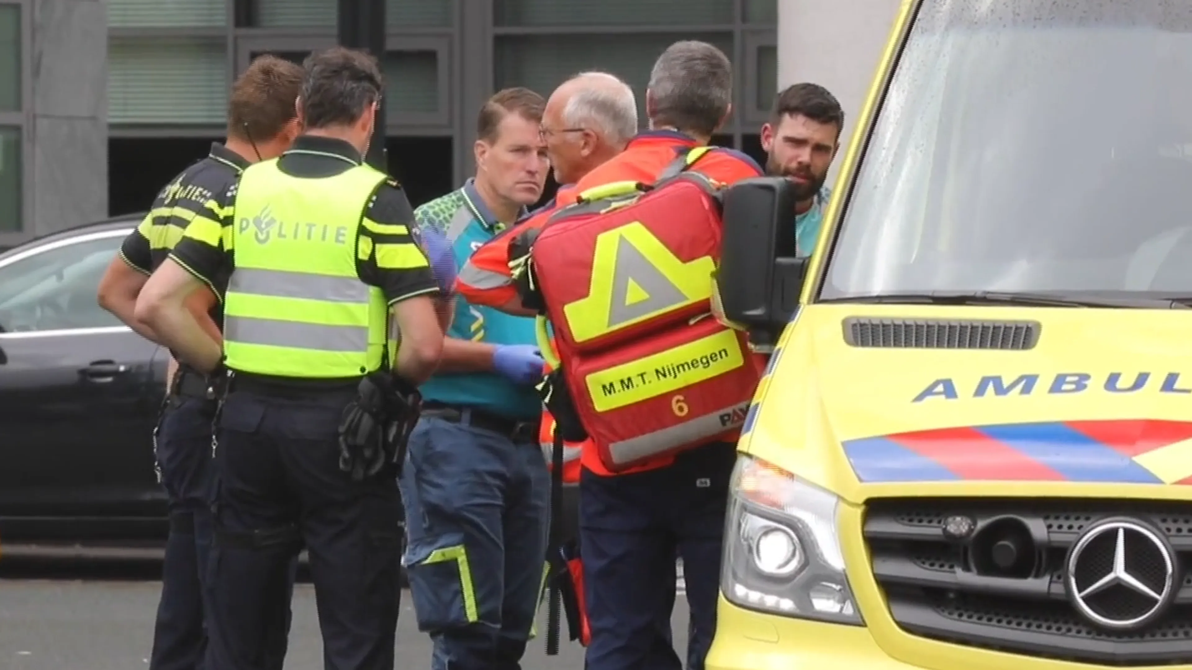Naakte man 'voor ogen jonge kinderen' gearresteerd en overleden in politiebureau