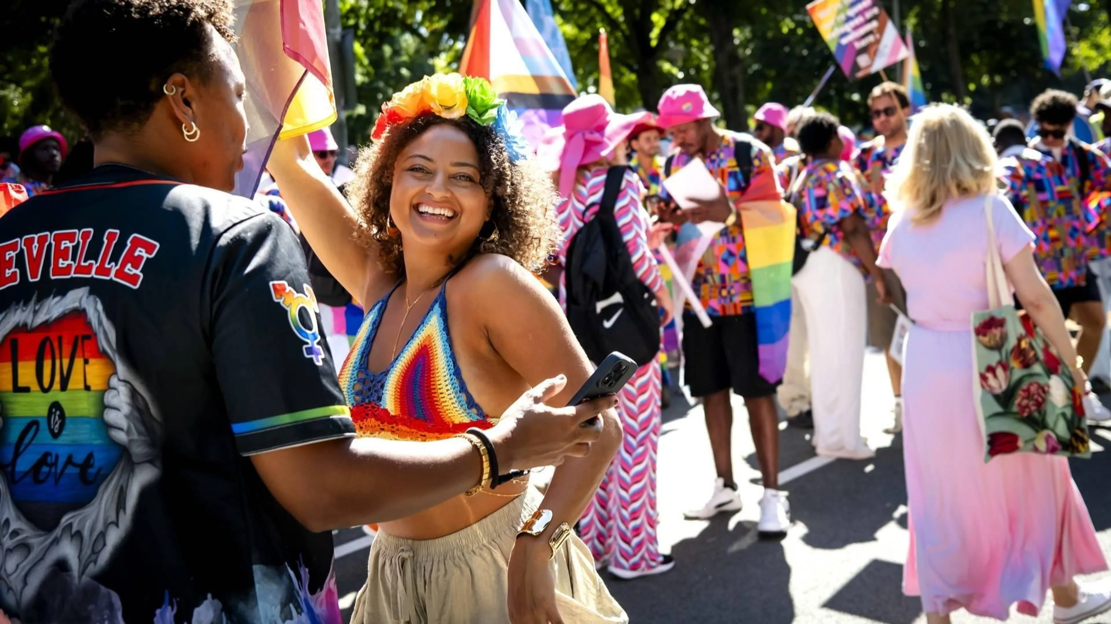 Duizenden mensen lopen door Amsterdam tijdens WorldPride March