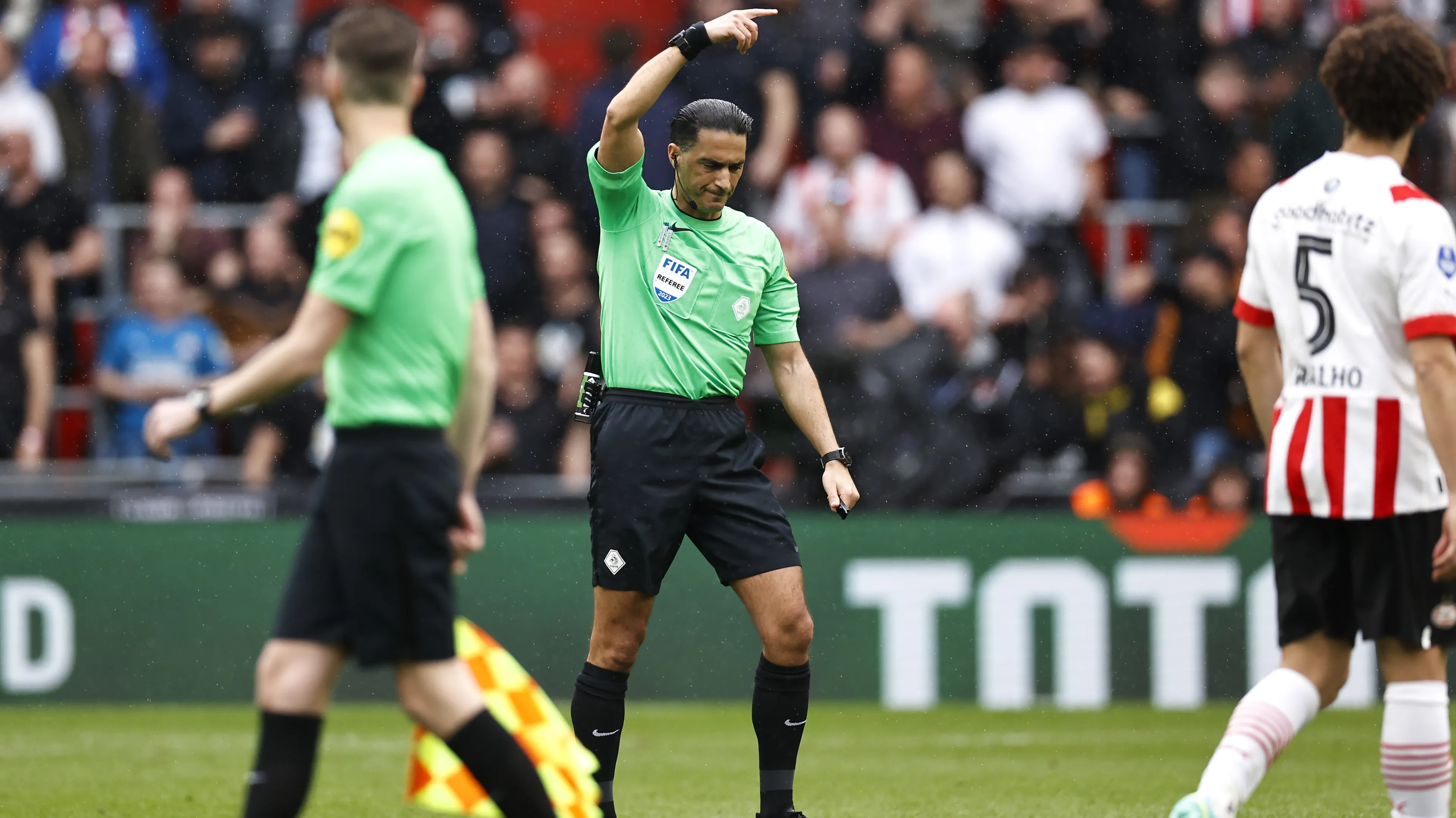 Topper tussen PSV en Ajax na 59 minuten gestaakt na gooien voorwerpen op veld