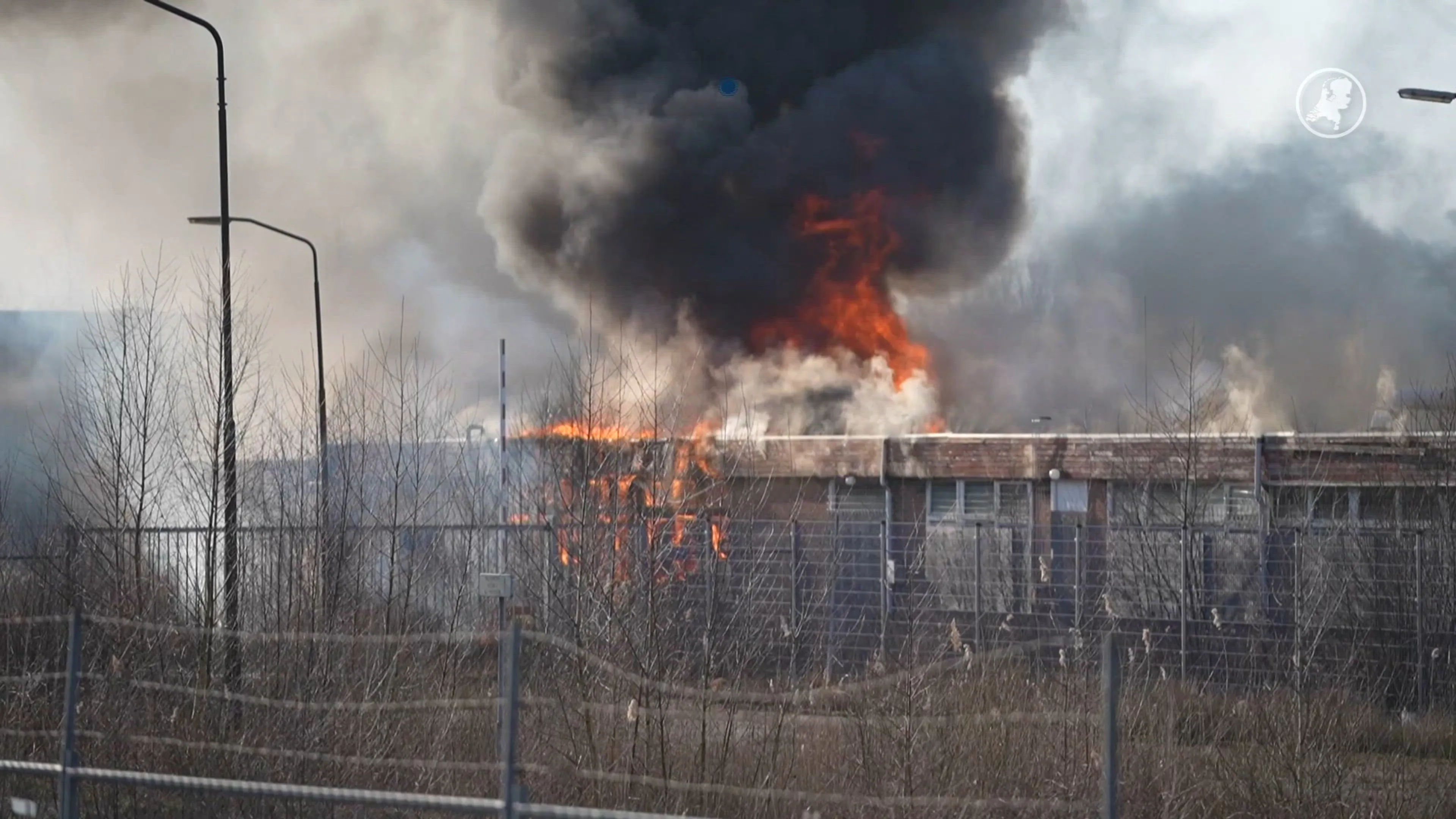 Grote brand in industriepand Weert onder controle na uren blussen