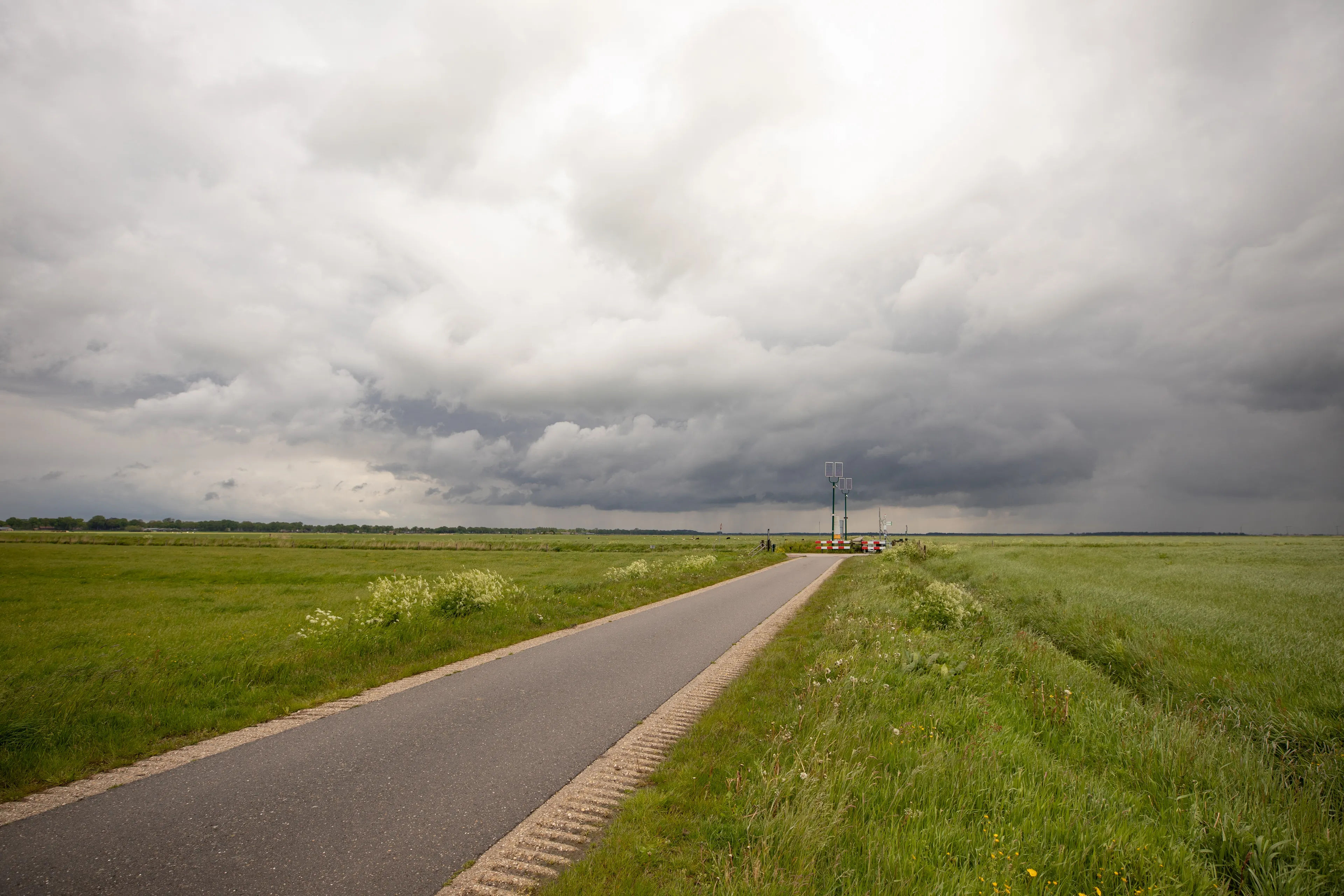 Zomer blijft voorlopig uit in Nederland: regenachtig weekend voor de boeg
