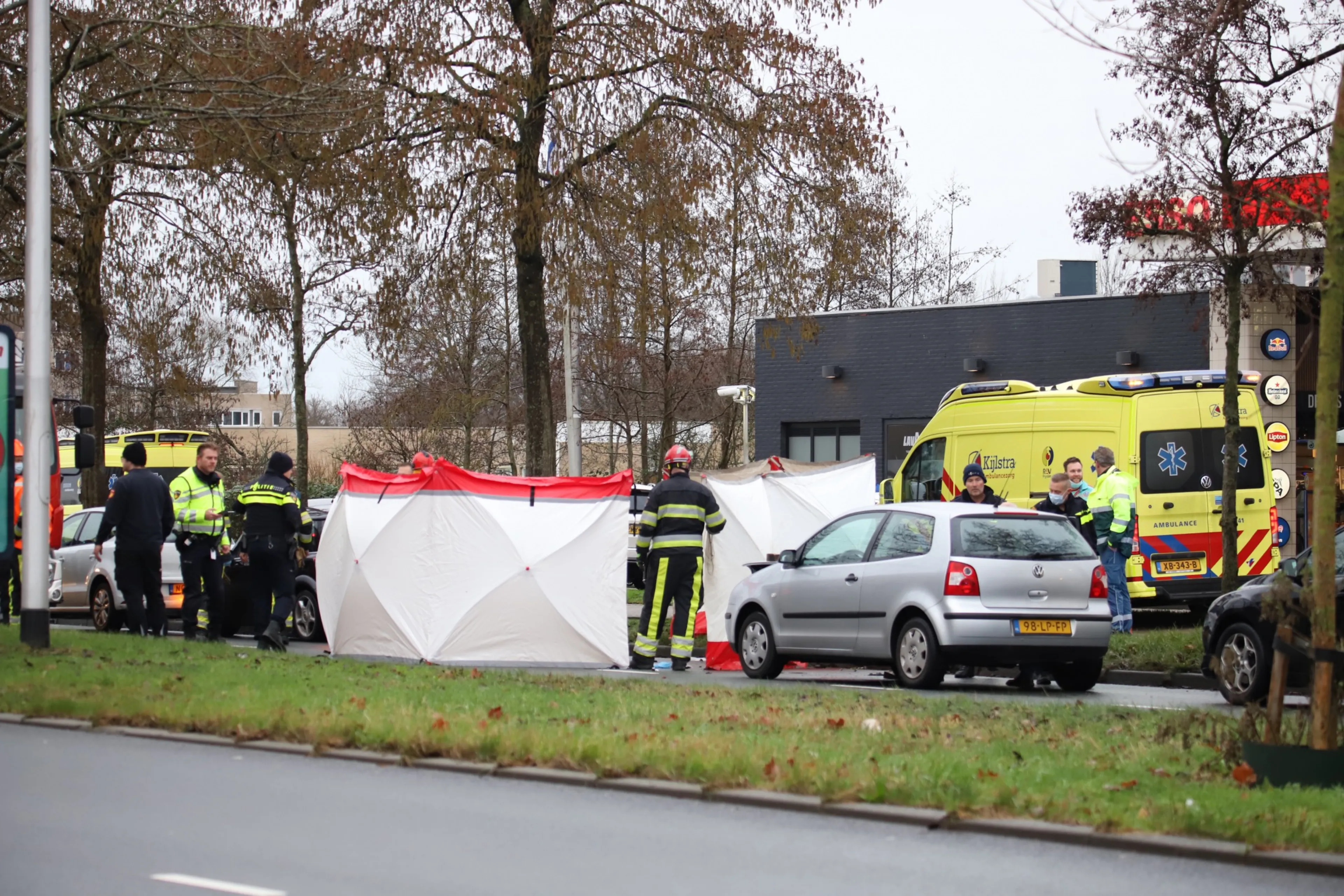 Automobilist zwaargewond door aanrijding na botsing in Leeuwarden