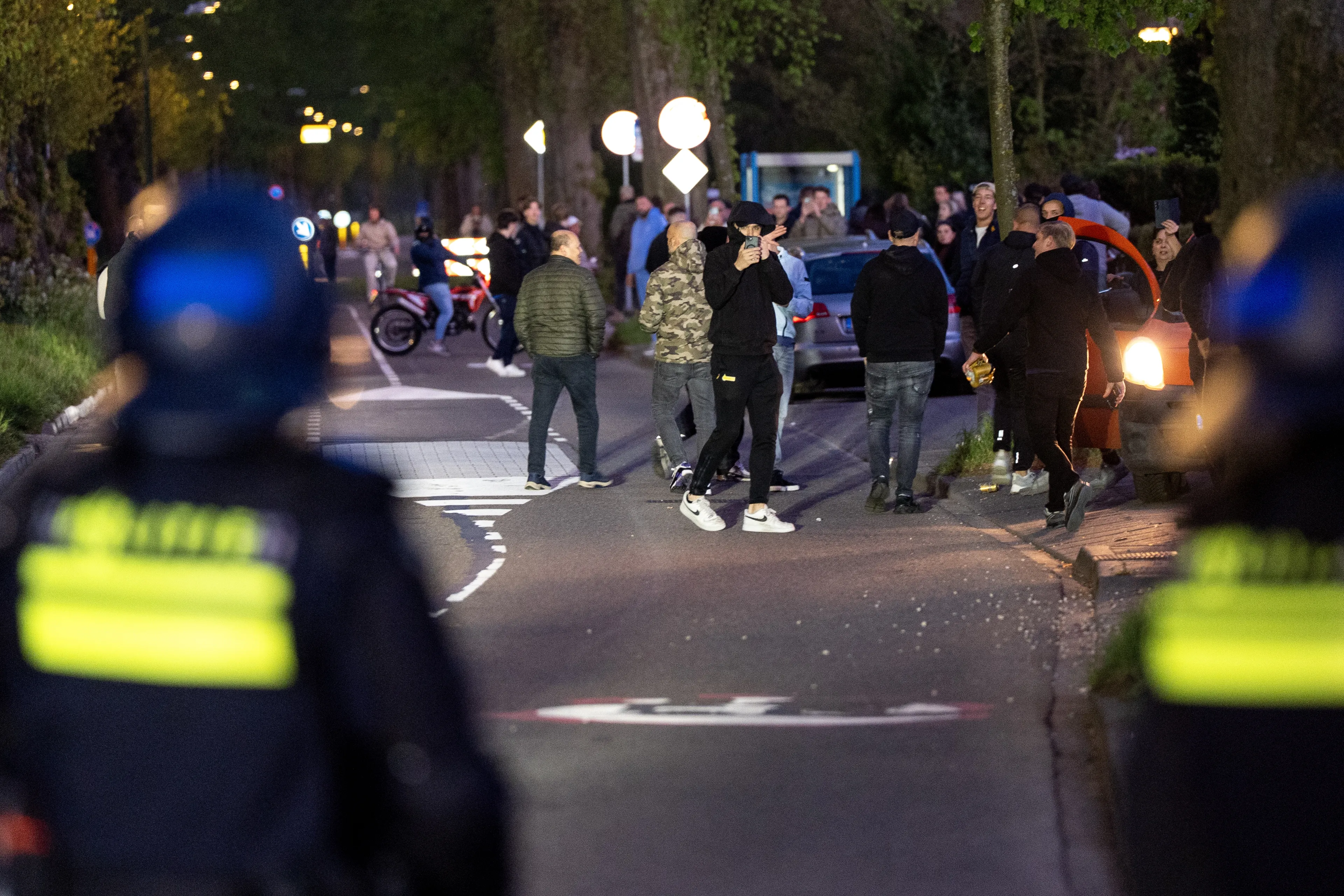 ME grijpt in bij protest asielzoekers Loosdrecht, stenen naar politie