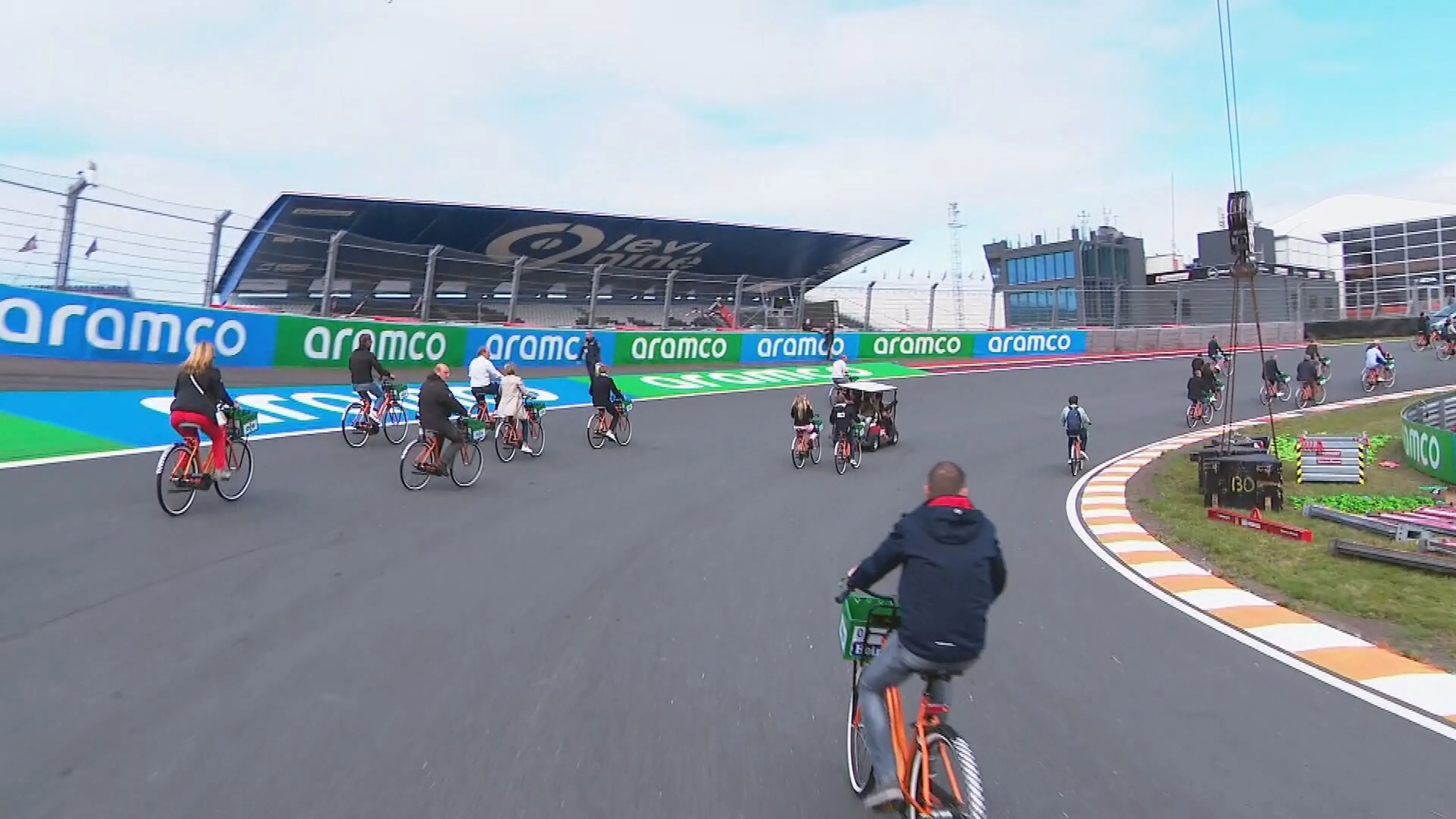 Formule 1 in Zandvoort ingeluid met fietstocht op het circuit