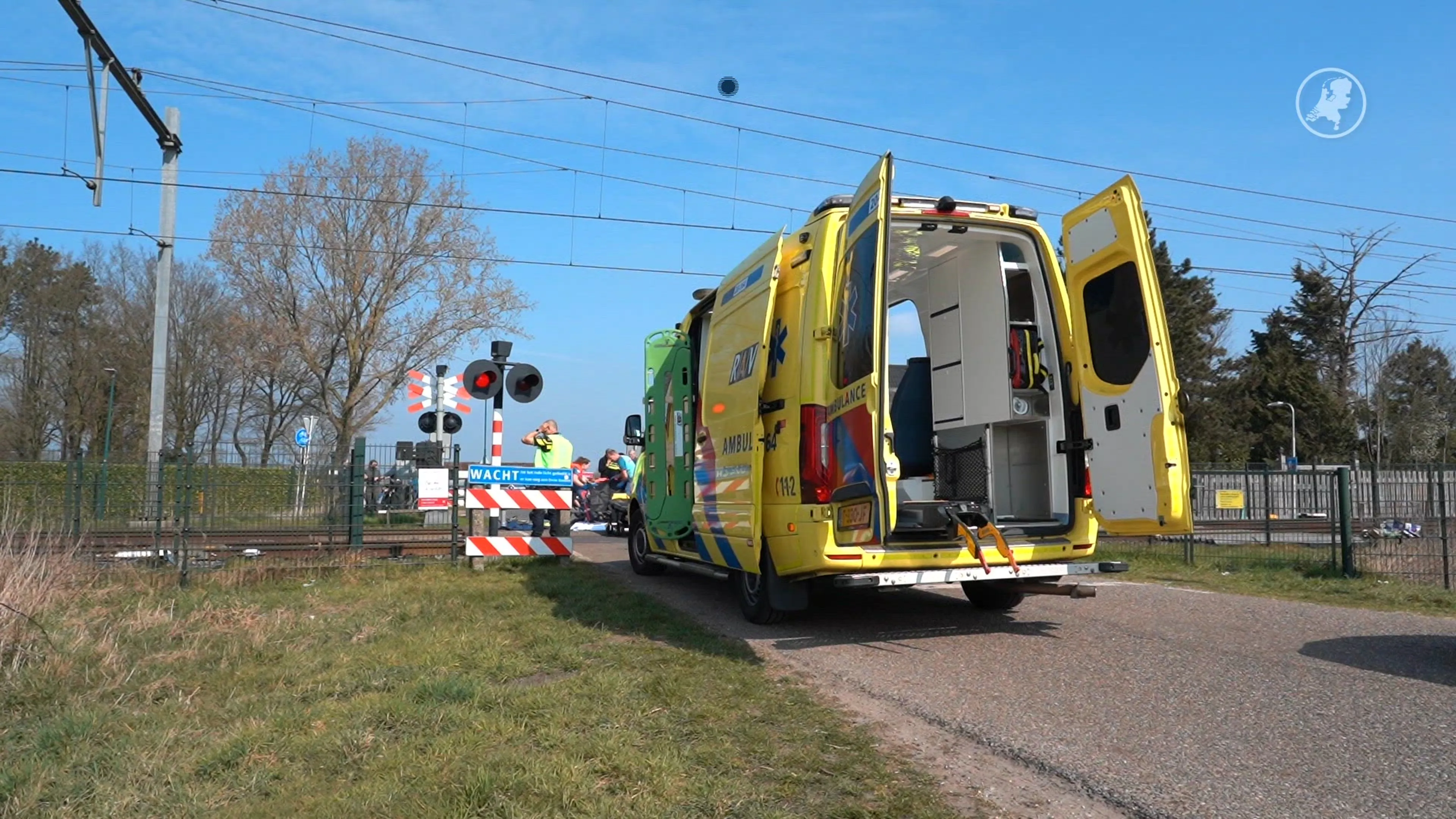 Wielrenner aangereden door trein na botsing tegen spoorbomen
