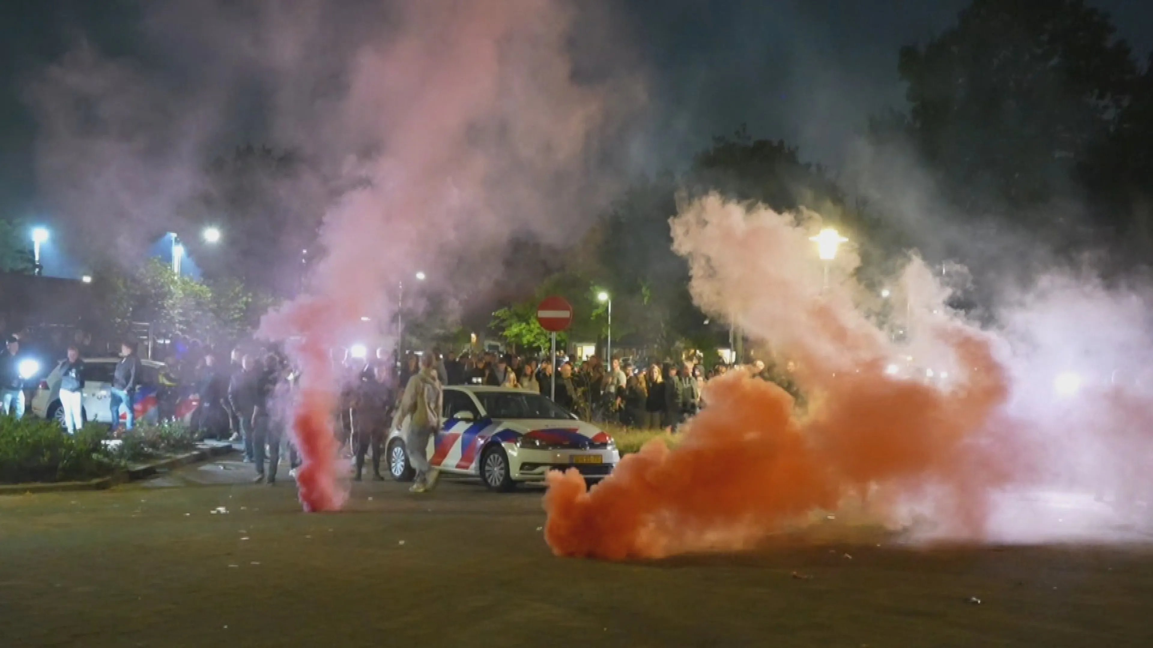 Vuurwerk afgestoken bij azc-protest in Kesteren, ME grijpt in