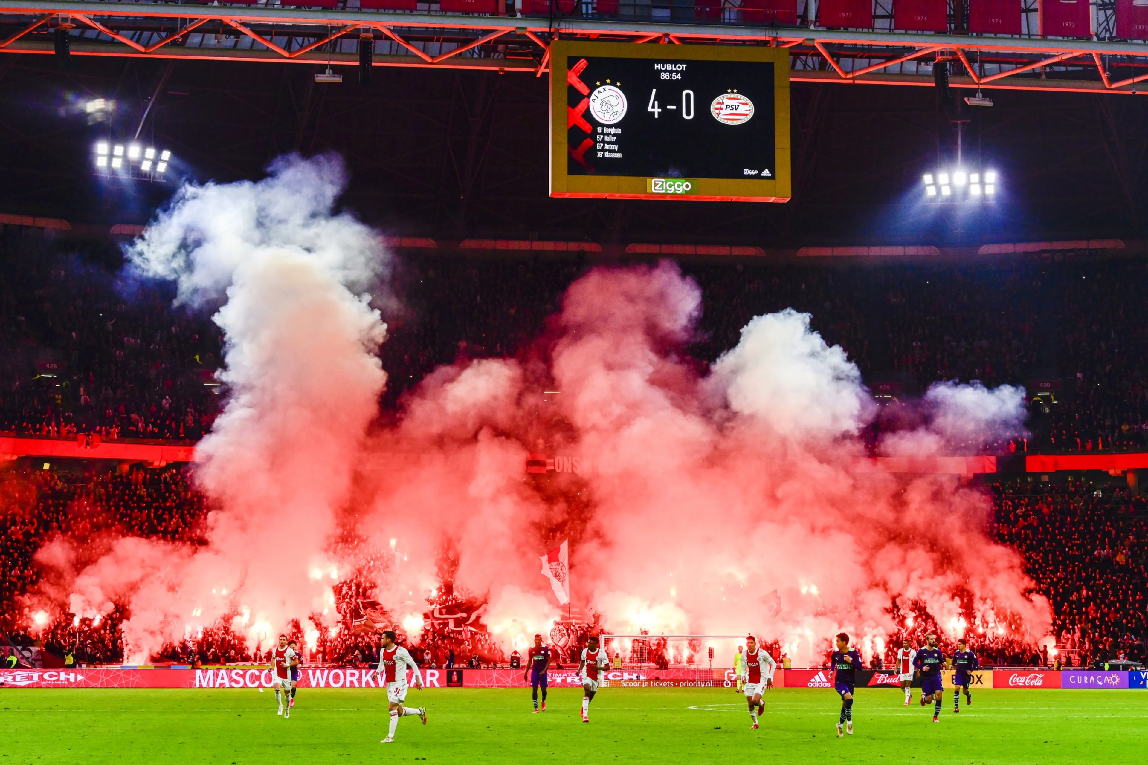 Ajax stevig aan kop in Eredivisie na vijf doelpunten tegen PSV