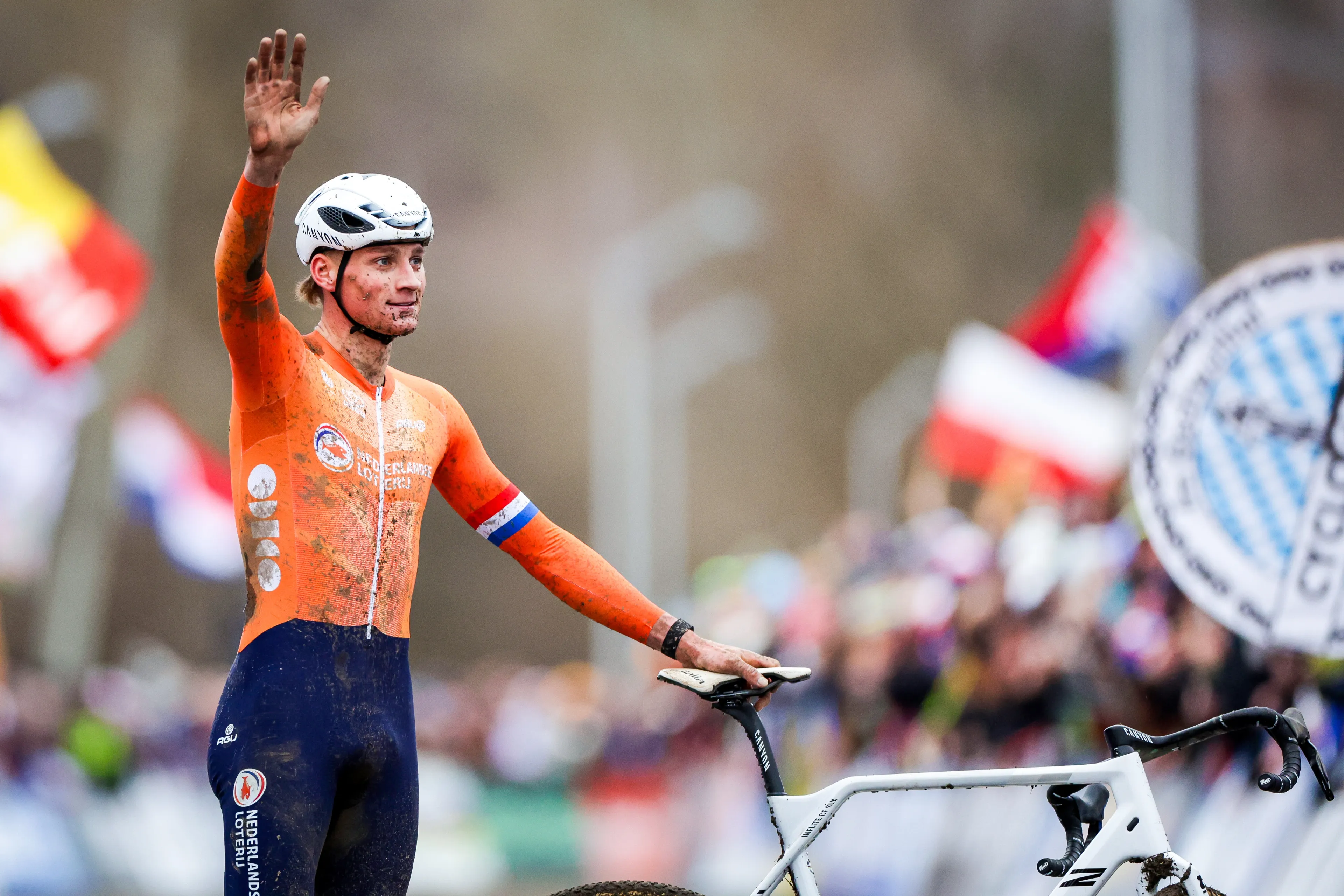 Zesde wereldtitel voor Mathieu van der Poel: een klasse apart op loodzwaar parcours