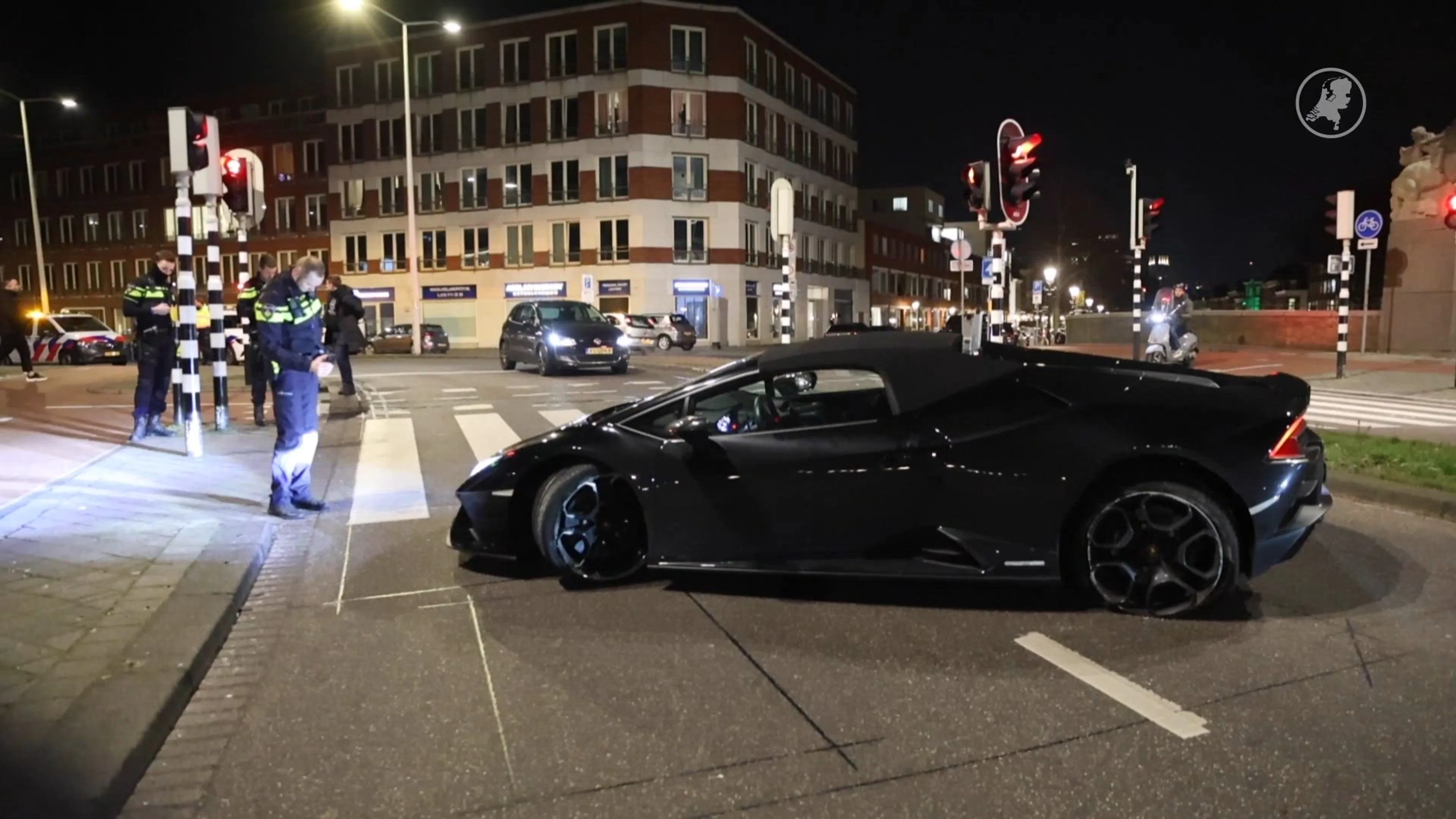 Lamborghini vliegt uit de bocht in Den Haag